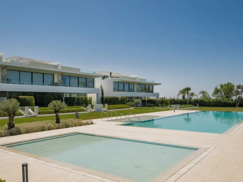 House - Semi-Detached House в продаже в Marbella, Málaga. В доме 4 спален и 4 ванных комнат. Площадь дома 693 м². Площадь участка 335 м²