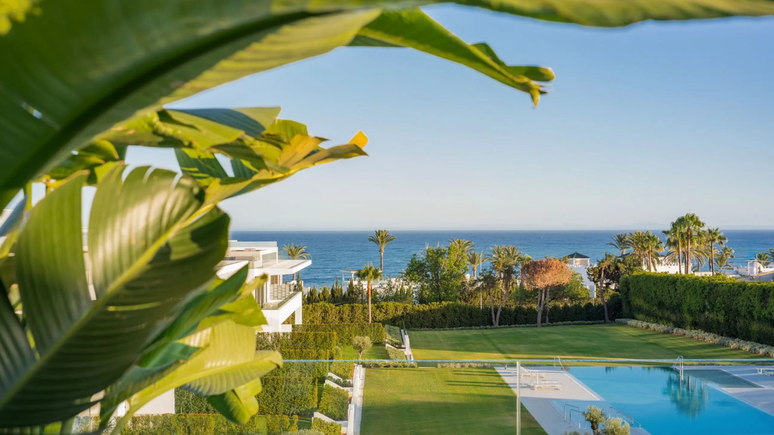House - Semi-Detached House в продаже в Marbella, Málaga. В доме 4 спален и 4 ванных комнат. Площадь дома 693 м². Площадь участка 335 м²