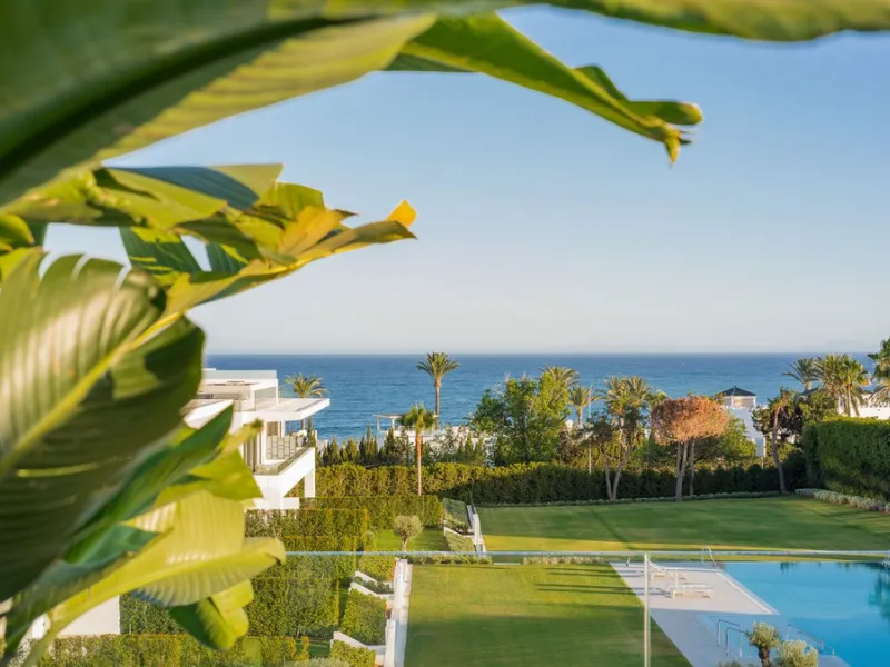 House - Semi-Detached House в продаже в Marbella, Málaga. В доме 4 спален и 4 ванных комнат. Площадь дома 693 м². Площадь участка 335 м²