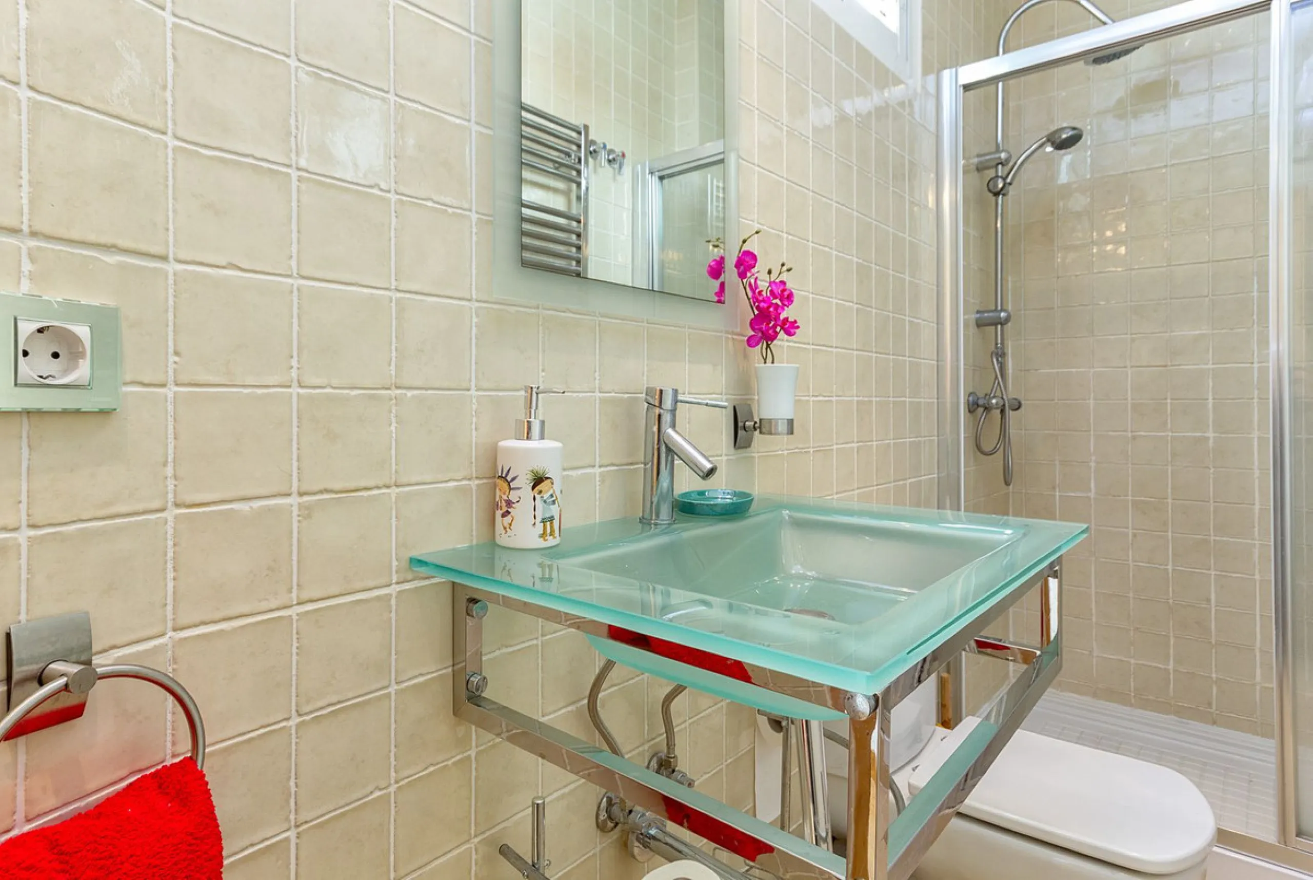 We are delighted to present this stunning city centre apartment, Casa 1880, a 19th-century gem located just a short stroll from Plaza de la Constitución in Malaga Centro. This exceptional property offers two bedrooms, one bathroom, an office, and a cozy l