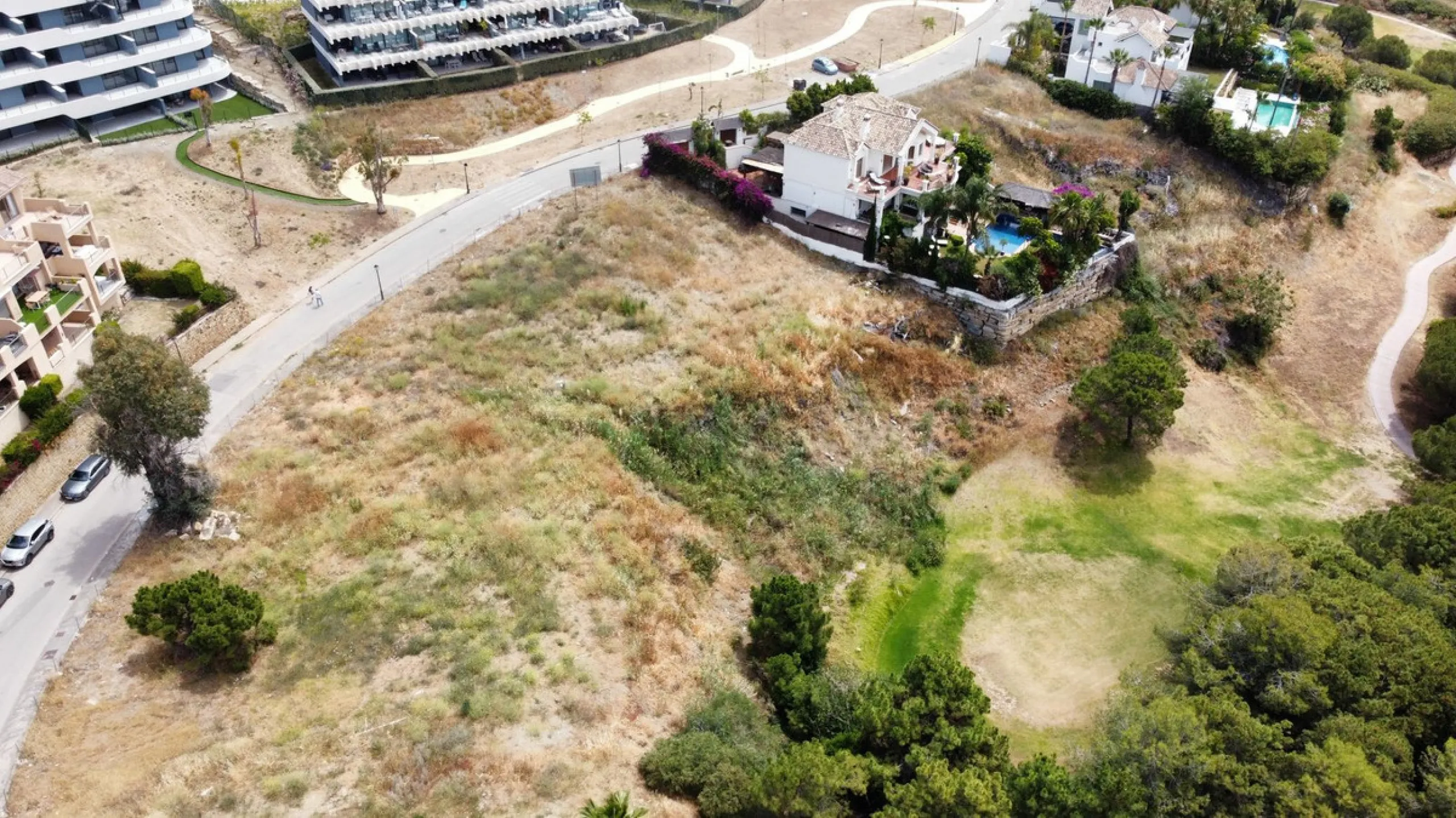 Plot on the front line of La Resina Golf course, within the urbanization. Halfway between Marbella and Estepona, a perfect residential area to escape from the hustle and bustle, but having everything within a 10 minutes drive. Perfect to build a family vi