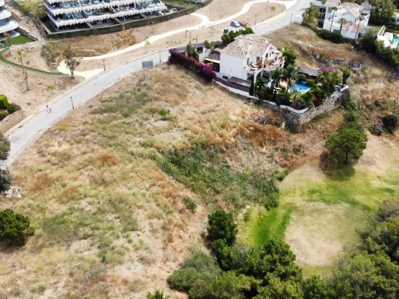 Plot on the front line of La Resina Golf course, within the urbanization. Halfway between Marbella and Estepona, a perfect residential area to escape from the hustle and bustle, but having everything within a 10 minutes drive. Perfect to build a family vi