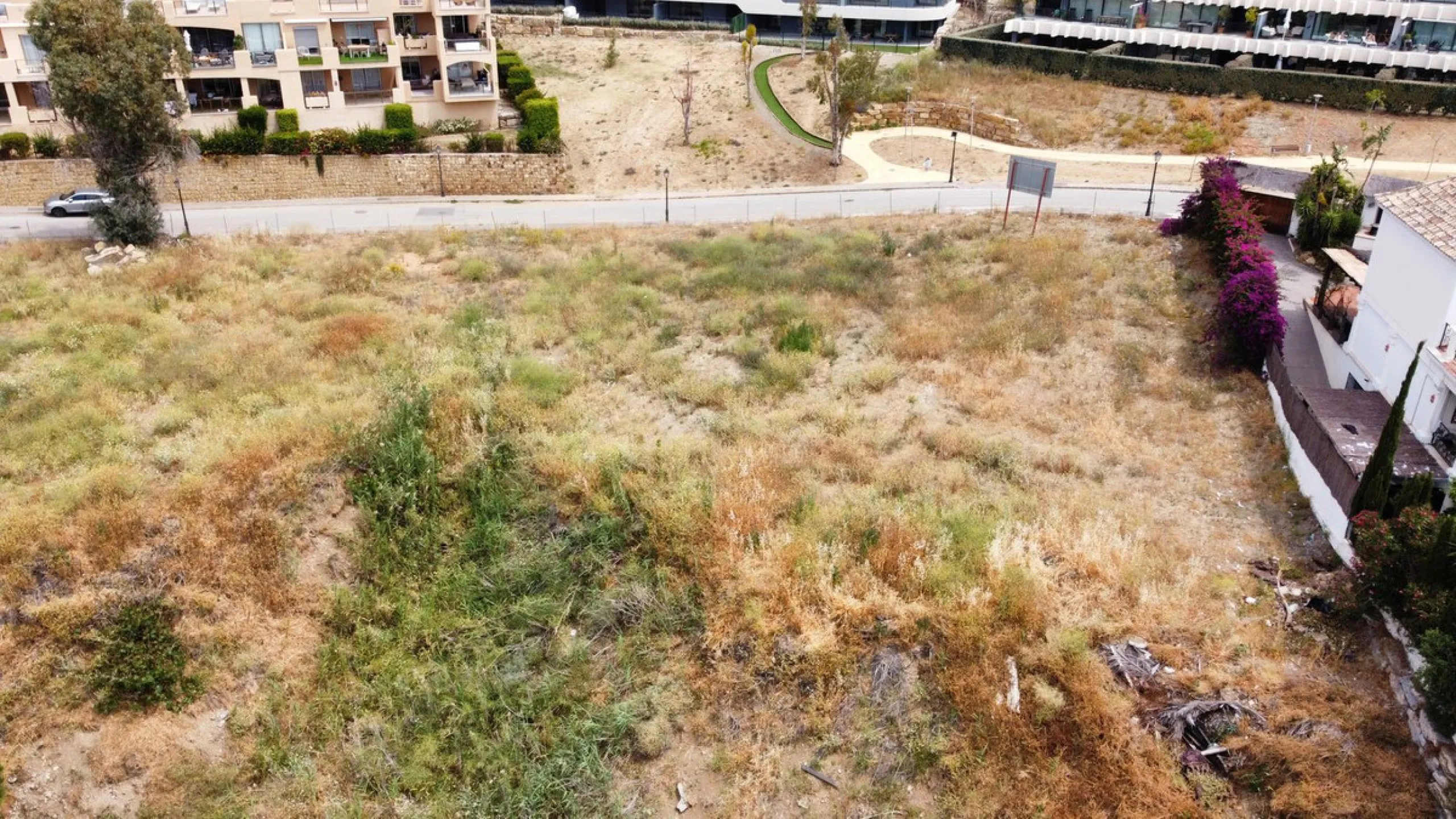 Plot on the front line of La Resina Golf course, within the urbanization. Halfway between Marbella and Estepona, a perfect residential area to escape from the hustle and bustle, but having everything within a 10 minutes drive. Perfect to build a family vi