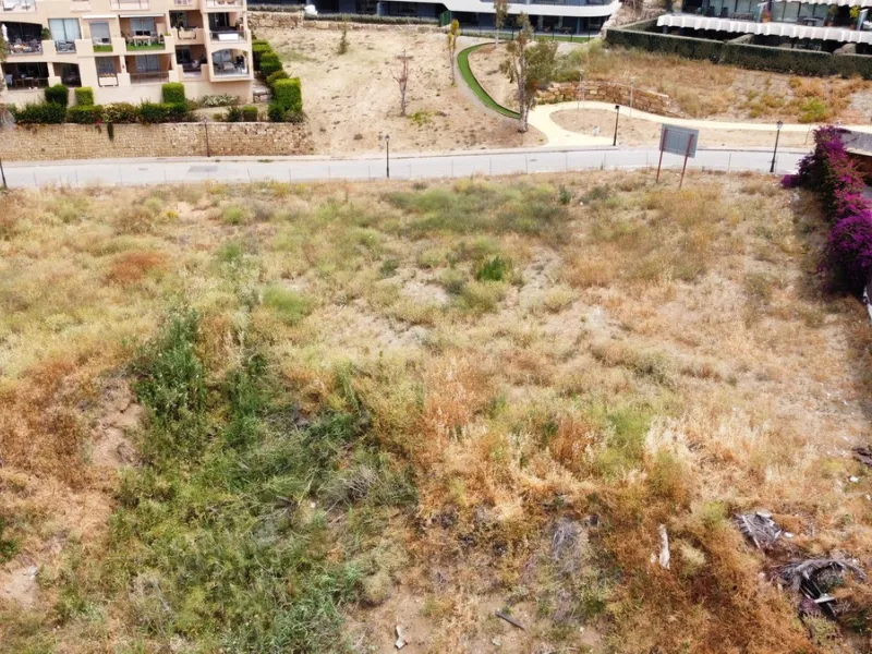 Plot on the front line of La Resina Golf course, within the urbanization. Halfway between Marbella and Estepona, a perfect residential area to escape from the hustle and bustle, but having everything within a 10 minutes drive. Perfect to build a family vi