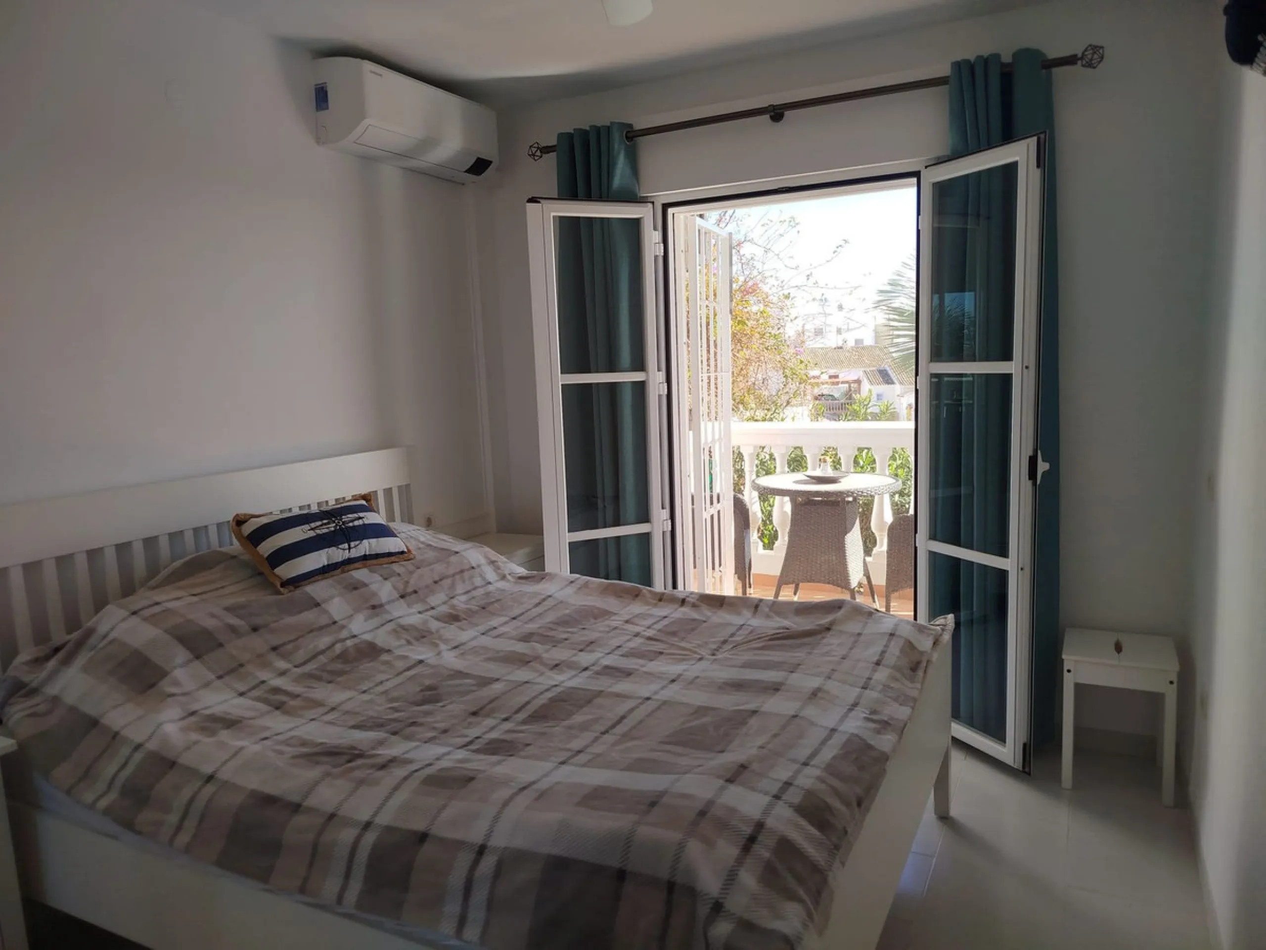 Stylish and Well-Planned Apartment with Sea Views and Tourist License