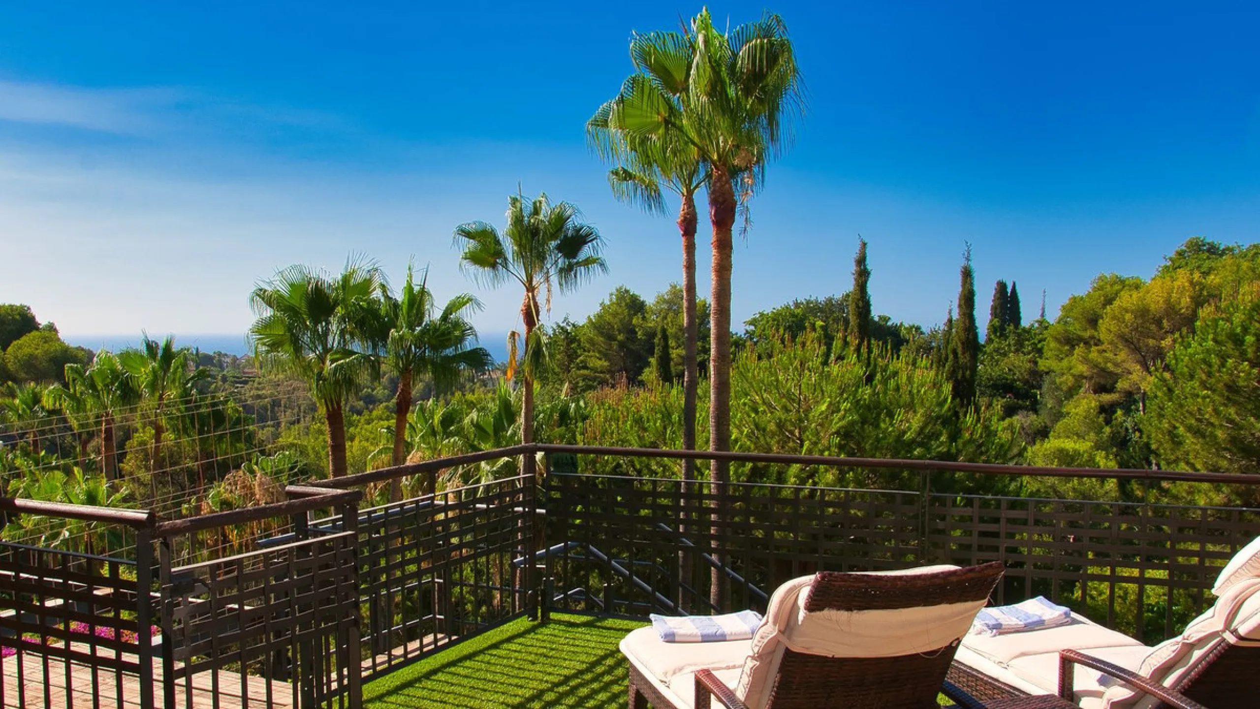 Discover this fantastic south-facing apartment just minutes from Marbella's center, the beach, and Puerto Banus. This exclusive residence features two beautiful swimming pools within lush communal gardens and 24-hour security for peace of mind.