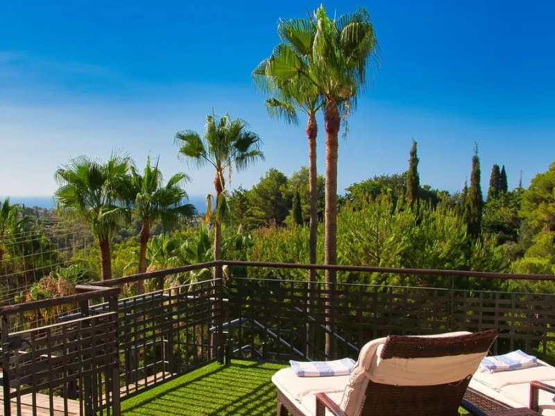 Discover this fantastic south-facing apartment just minutes from Marbella's center, the beach, and Puerto Banus. This exclusive residence features two beautiful swimming pools within lush communal gardens and 24-hour security for peace of mind.