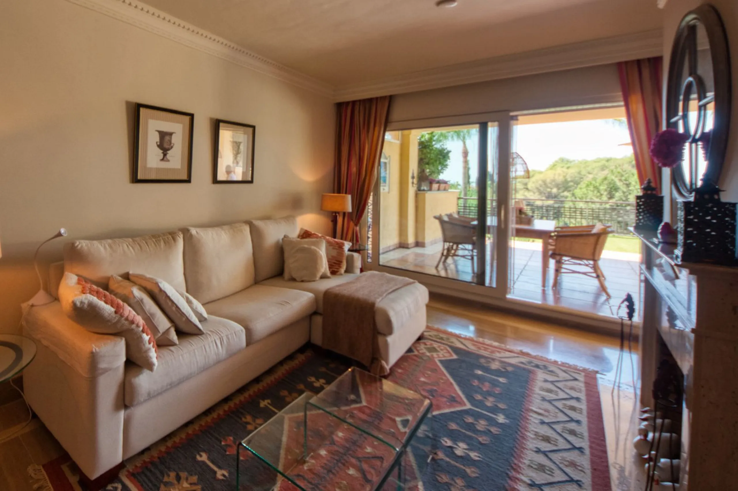 Discover this fantastic south-facing apartment just minutes from Marbella's center, the beach, and Puerto Banus. This exclusive residence features two beautiful swimming pools within lush communal gardens and 24-hour security for peace of mind.