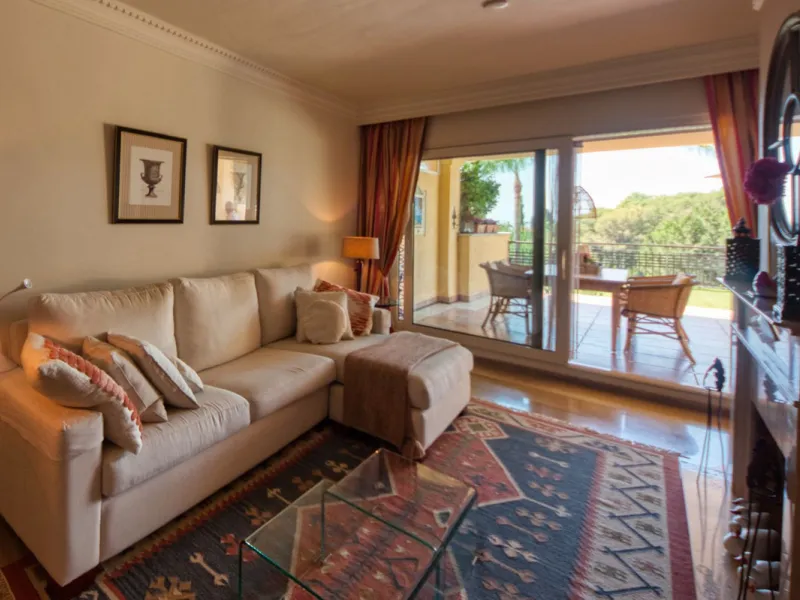 Discover this fantastic south-facing apartment just minutes from Marbella's center, the beach, and Puerto Banus. This exclusive residence features two beautiful swimming pools within lush communal gardens and 24-hour security for peace of mind.