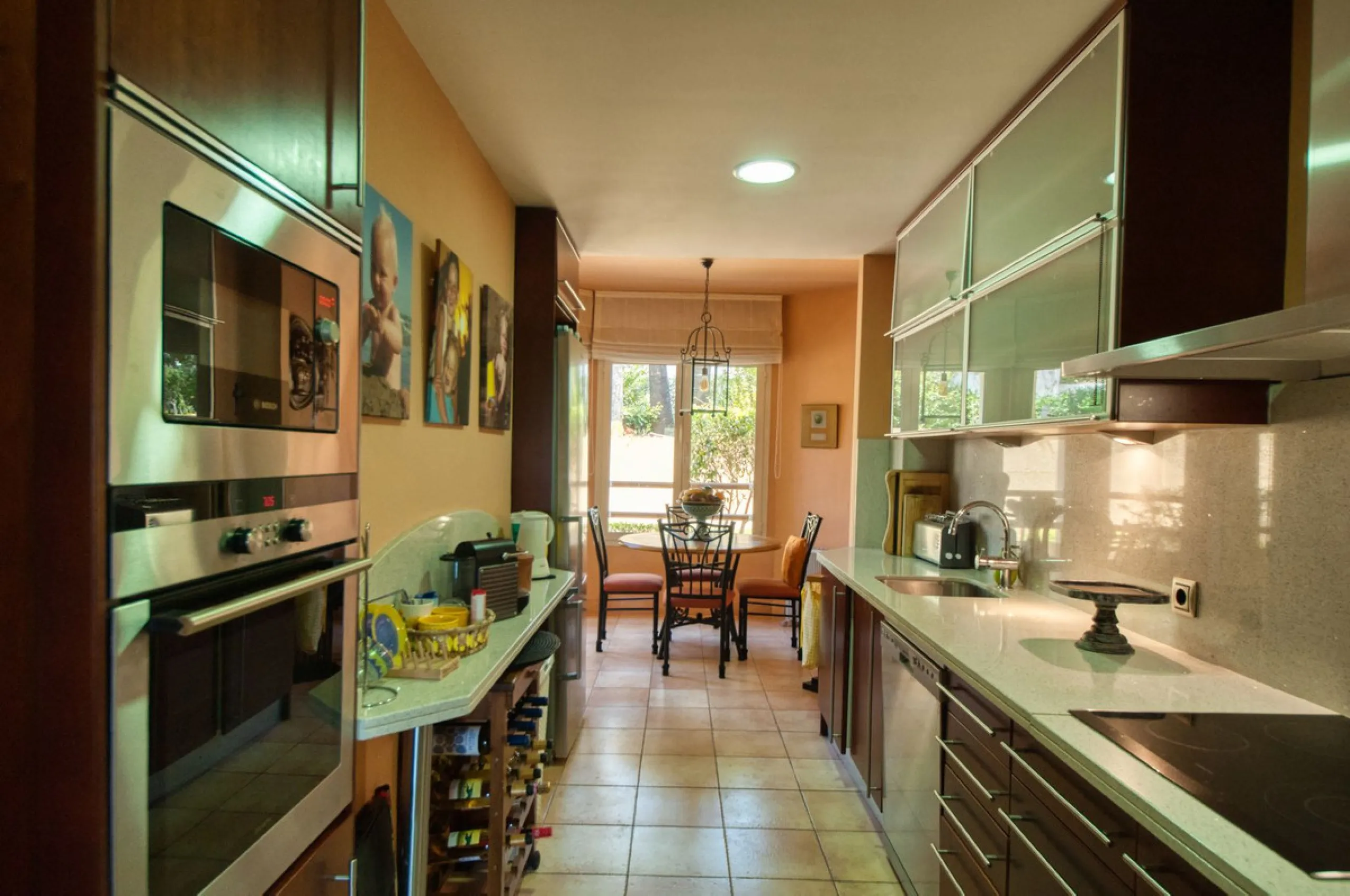 Discover this fantastic south-facing apartment just minutes from Marbella's center, the beach, and Puerto Banus. This exclusive residence features two beautiful swimming pools within lush communal gardens and 24-hour security for peace of mind.
