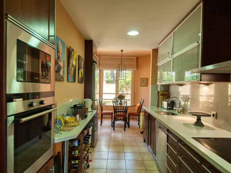 Discover this fantastic south-facing apartment just minutes from Marbella's center, the beach, and Puerto Banus. This exclusive residence features two beautiful swimming pools within lush communal gardens and 24-hour security for peace of mind.