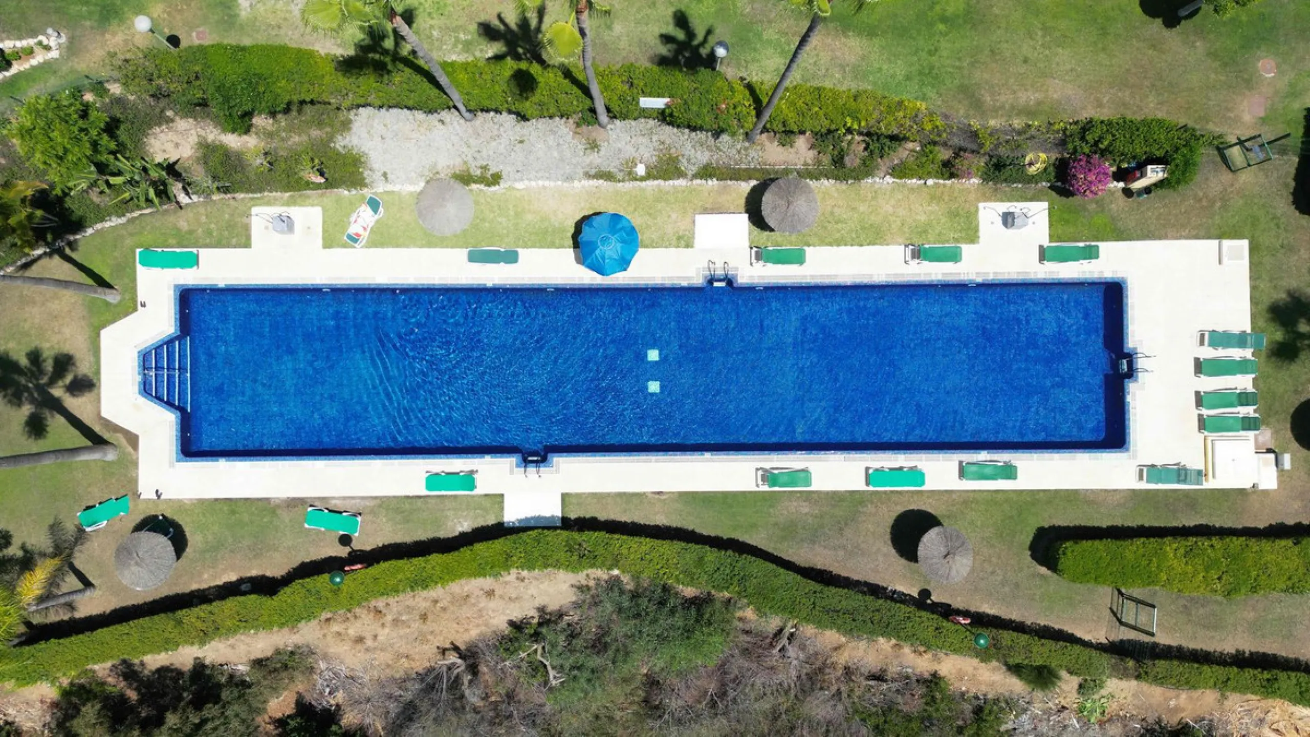 Discover this fantastic south-facing apartment just minutes from Marbella's center, the beach, and Puerto Banus. This exclusive residence features two beautiful swimming pools within lush communal gardens and 24-hour security for peace of mind.