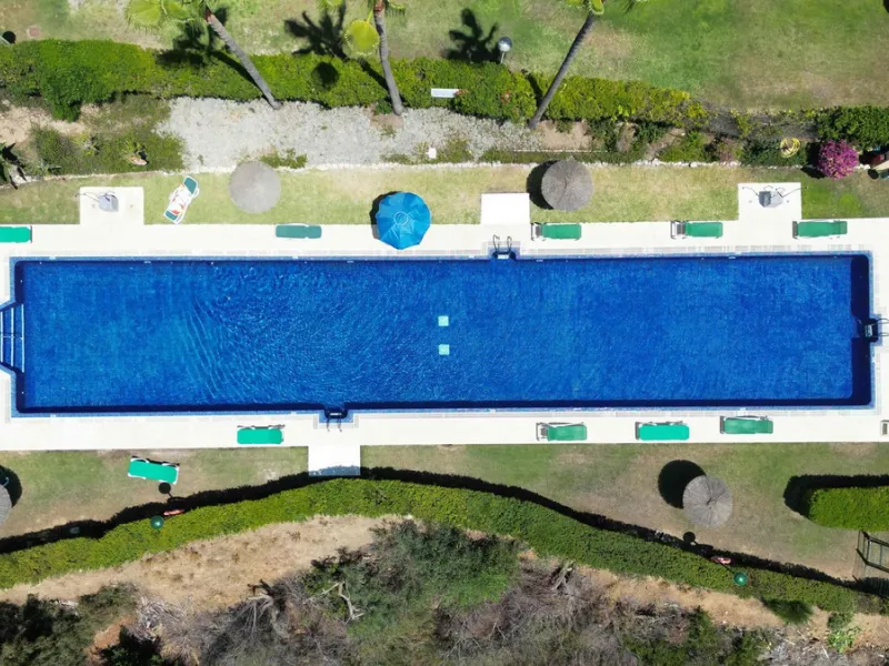 Discover this fantastic south-facing apartment just minutes from Marbella's center, the beach, and Puerto Banus. This exclusive residence features two beautiful swimming pools within lush communal gardens and 24-hour security for peace of mind.