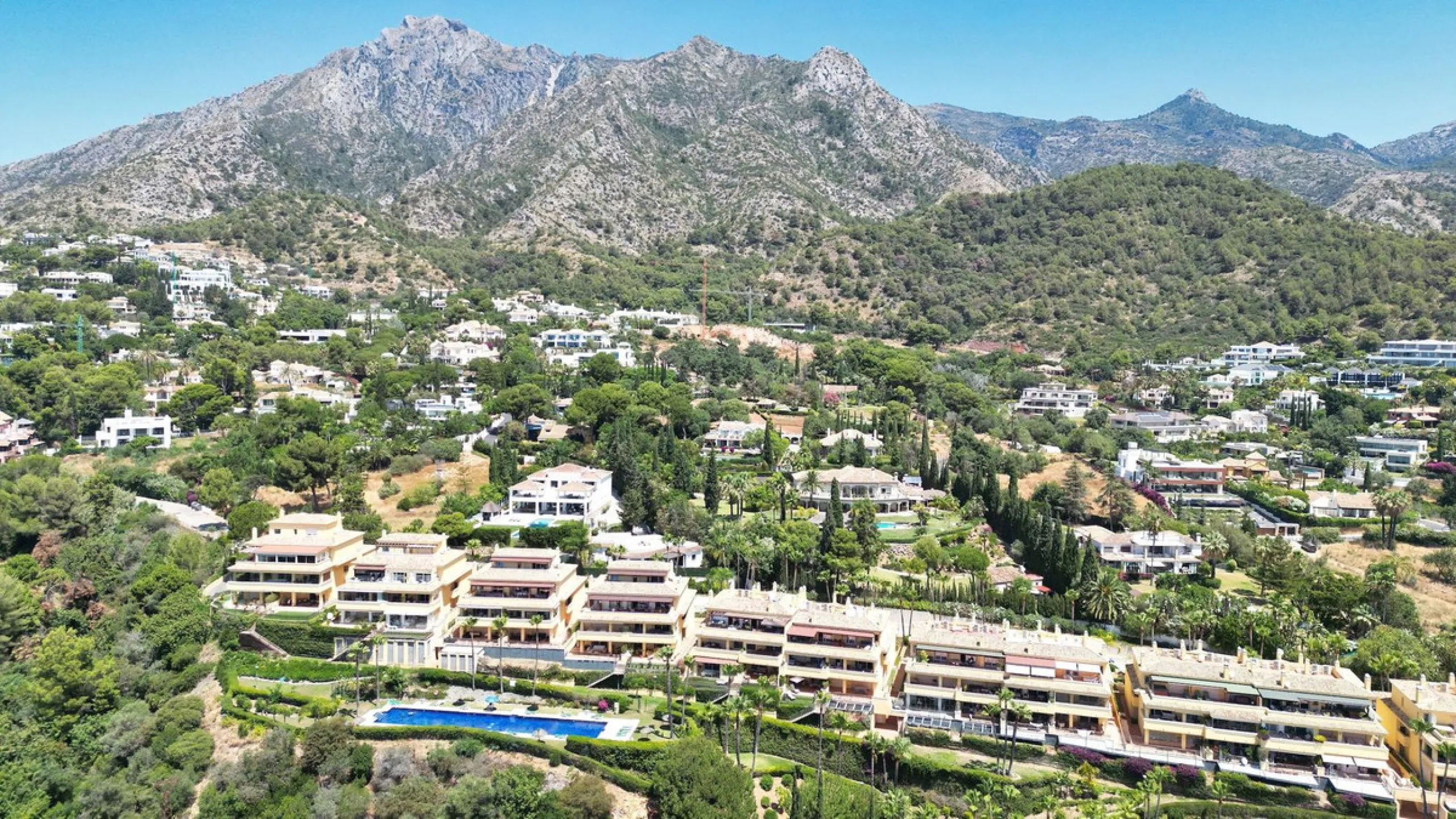 Discover this fantastic south-facing apartment just minutes from Marbella's center, the beach, and Puerto Banus. This exclusive residence features two beautiful swimming pools within lush communal gardens and 24-hour security for peace of mind.