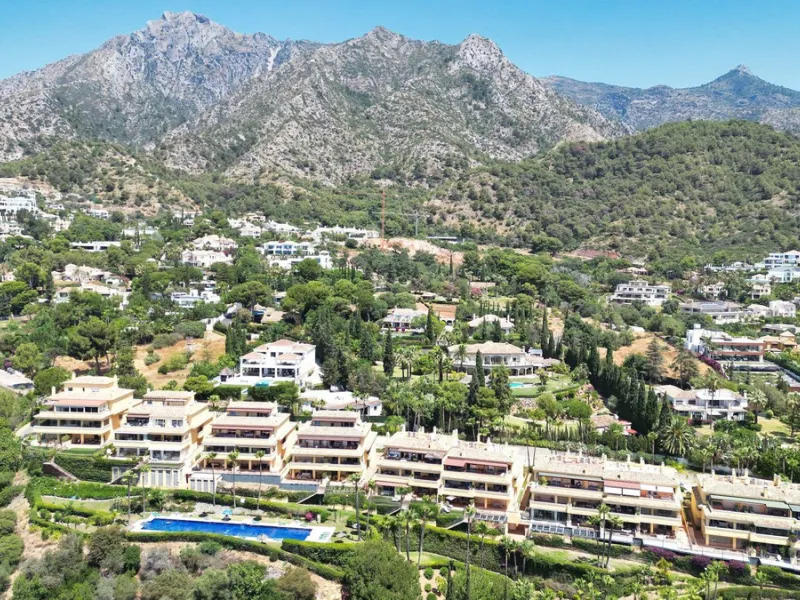 Discover this fantastic south-facing apartment just minutes from Marbella's center, the beach, and Puerto Banus. This exclusive residence features two beautiful swimming pools within lush communal gardens and 24-hour security for peace of mind.
