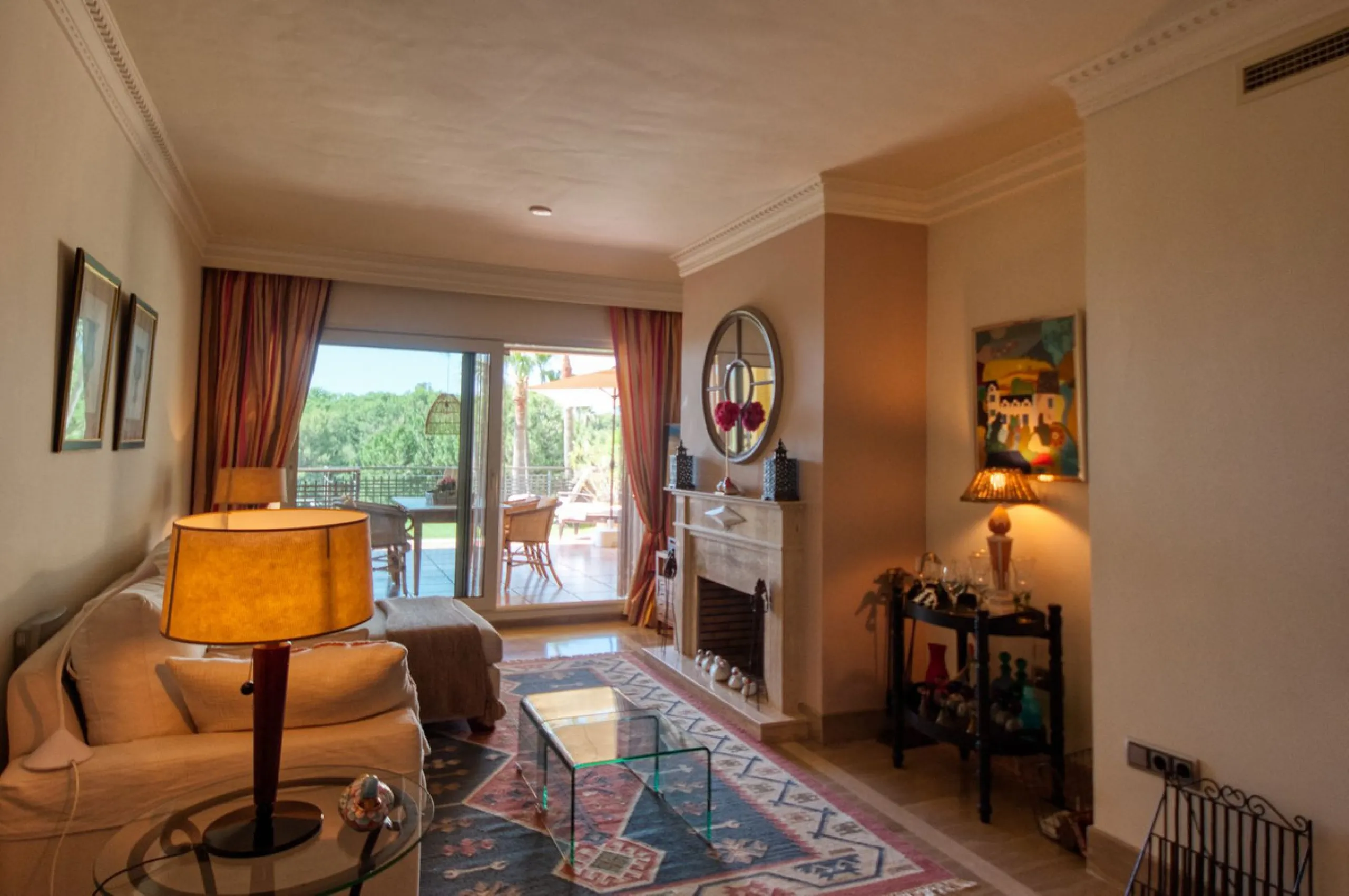 Discover this fantastic south-facing apartment just minutes from Marbella's center, the beach, and Puerto Banus. This exclusive residence features two beautiful swimming pools within lush communal gardens and 24-hour security for peace of mind.