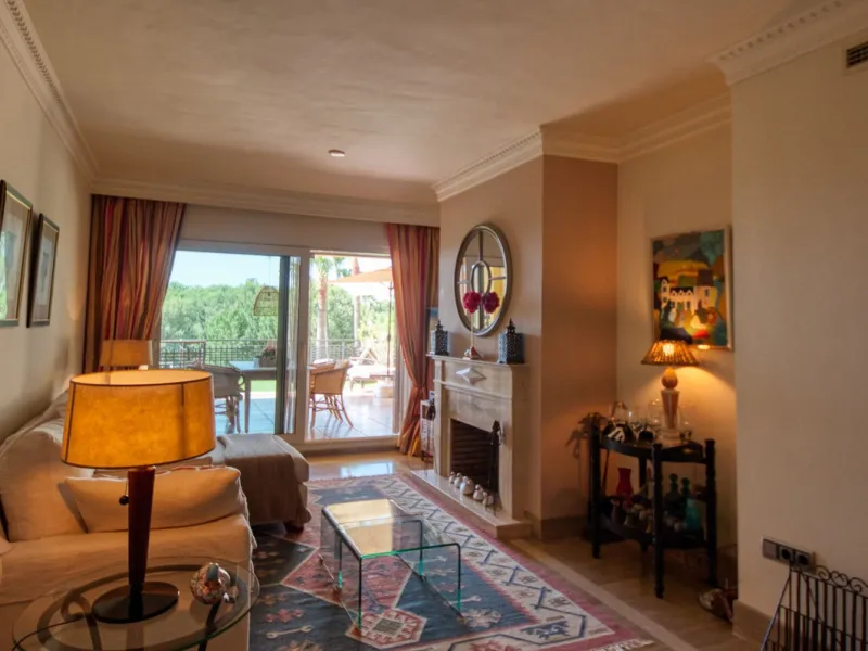 Discover this fantastic south-facing apartment just minutes from Marbella's center, the beach, and Puerto Banus. This exclusive residence features two beautiful swimming pools within lush communal gardens and 24-hour security for peace of mind.