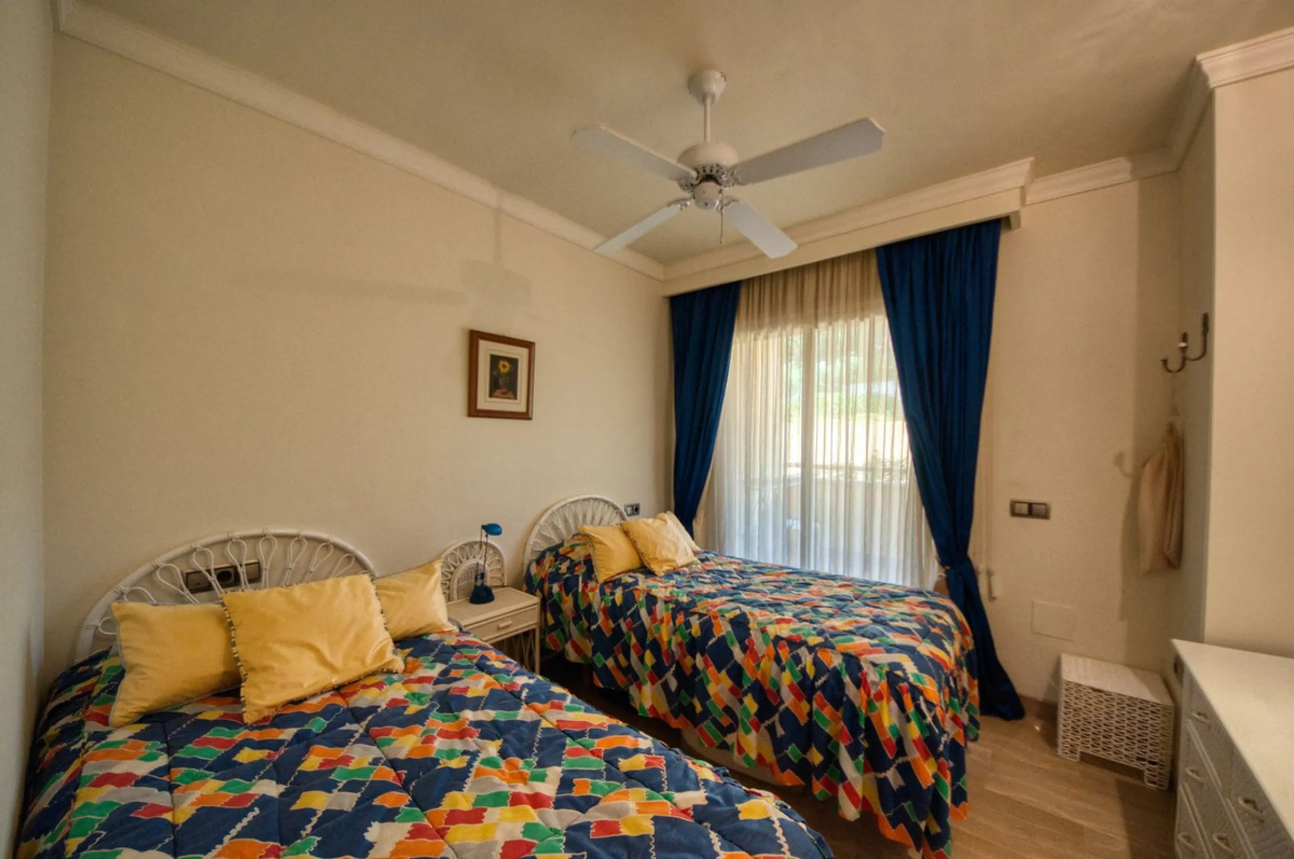 Discover this fantastic south-facing apartment just minutes from Marbella's center, the beach, and Puerto Banus. This exclusive residence features two beautiful swimming pools within lush communal gardens and 24-hour security for peace of mind.