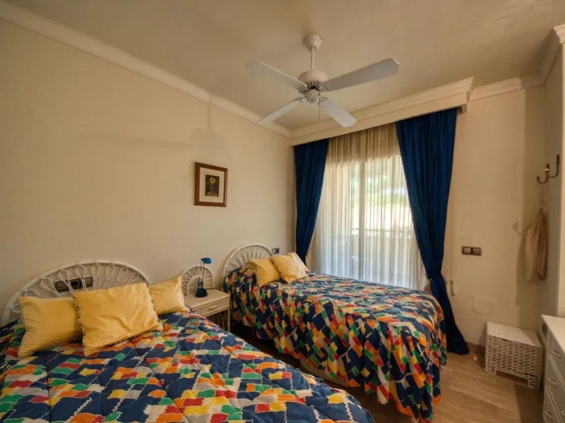 Discover this fantastic south-facing apartment just minutes from Marbella's center, the beach, and Puerto Banus. This exclusive residence features two beautiful swimming pools within lush communal gardens and 24-hour security for peace of mind.