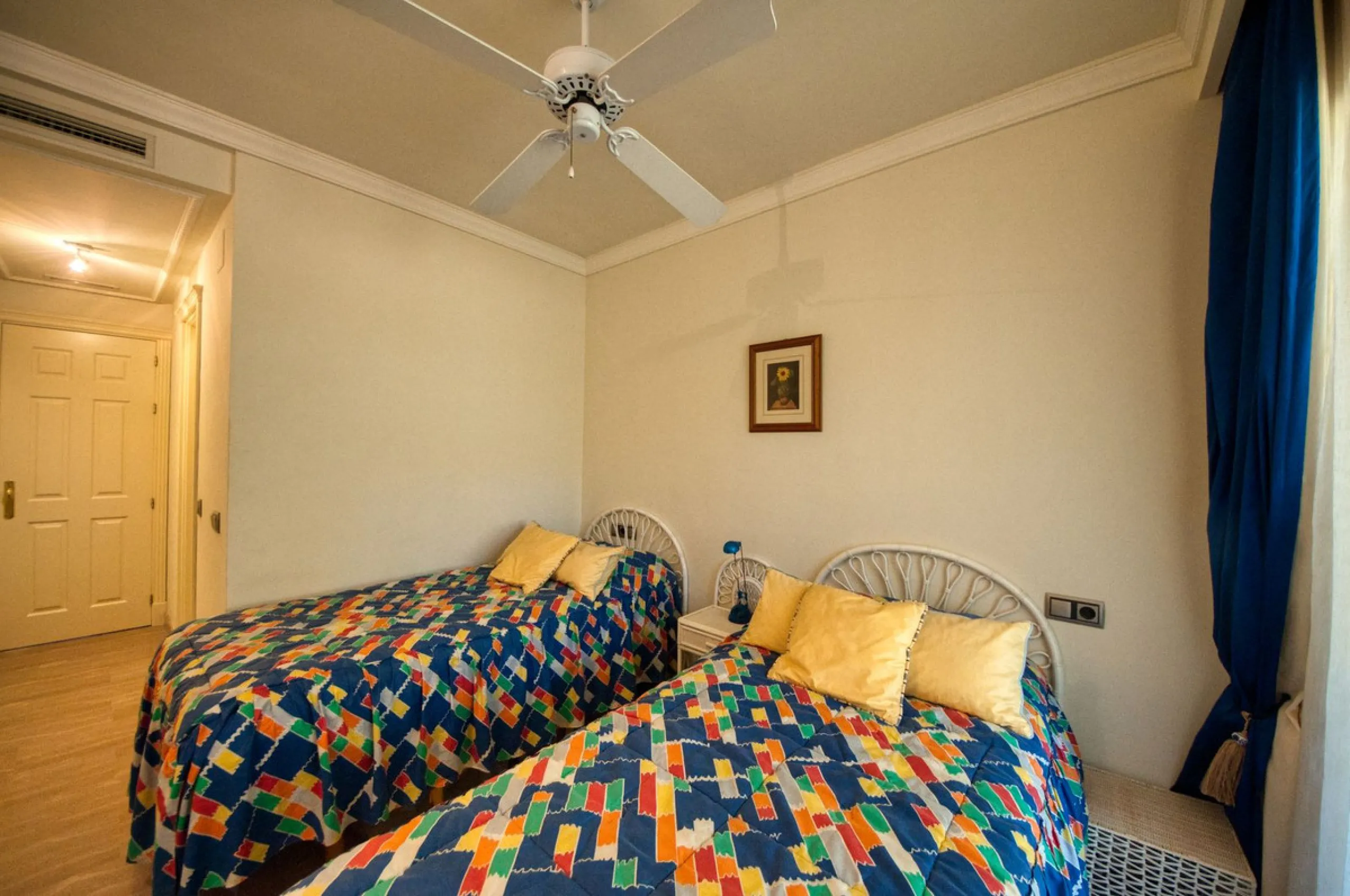 Discover this fantastic south-facing apartment just minutes from Marbella's center, the beach, and Puerto Banus. This exclusive residence features two beautiful swimming pools within lush communal gardens and 24-hour security for peace of mind.