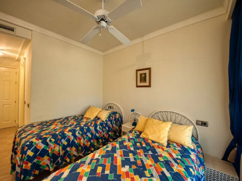 Discover this fantastic south-facing apartment just minutes from Marbella's center, the beach, and Puerto Banus. This exclusive residence features two beautiful swimming pools within lush communal gardens and 24-hour security for peace of mind.