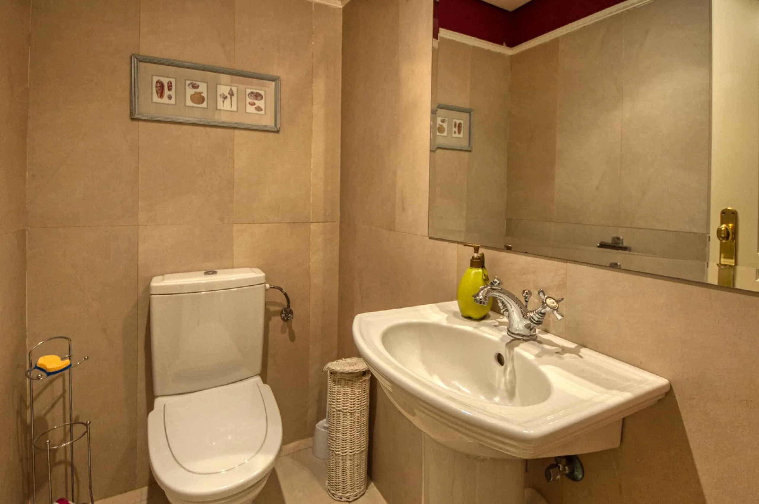 Discover this fantastic south-facing apartment just minutes from Marbella's center, the beach, and Puerto Banus. This exclusive residence features two beautiful swimming pools within lush communal gardens and 24-hour security for peace of mind.