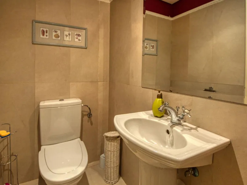 Discover this fantastic south-facing apartment just minutes from Marbella's center, the beach, and Puerto Banus. This exclusive residence features two beautiful swimming pools within lush communal gardens and 24-hour security for peace of mind.