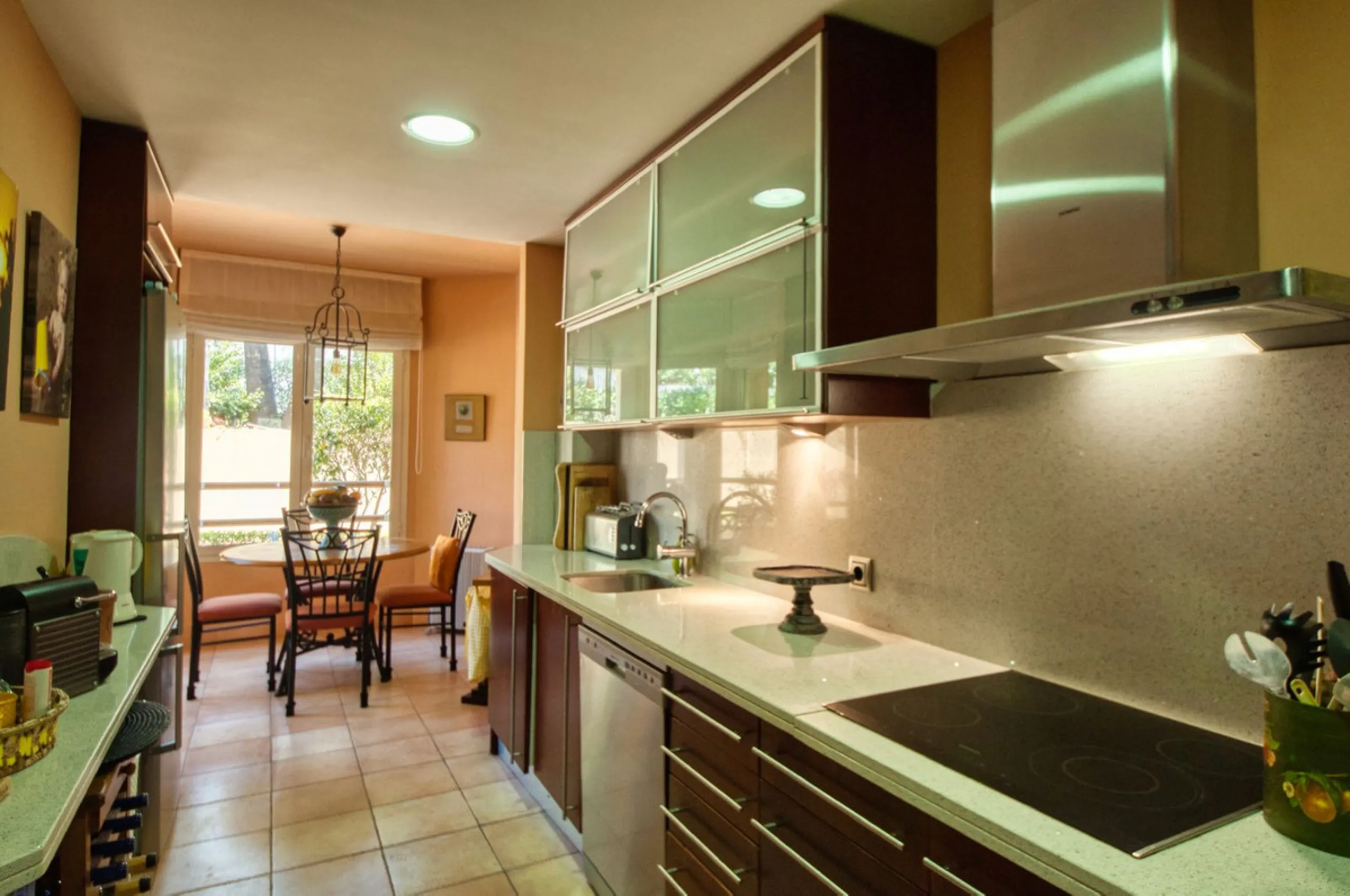 Discover this fantastic south-facing apartment just minutes from Marbella's center, the beach, and Puerto Banus. This exclusive residence features two beautiful swimming pools within lush communal gardens and 24-hour security for peace of mind.