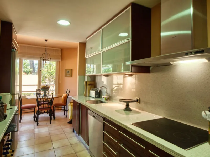 Discover this fantastic south-facing apartment just minutes from Marbella's center, the beach, and Puerto Banus. This exclusive residence features two beautiful swimming pools within lush communal gardens and 24-hour security for peace of mind.