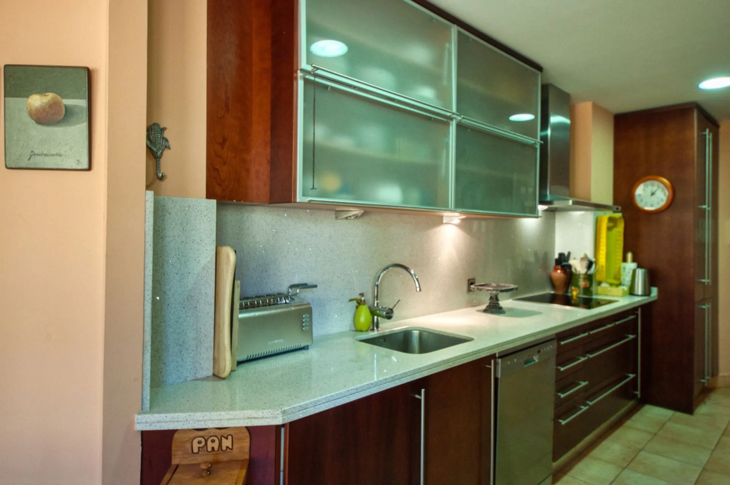 Discover this fantastic south-facing apartment just minutes from Marbella's center, the beach, and Puerto Banus. This exclusive residence features two beautiful swimming pools within lush communal gardens and 24-hour security for peace of mind.