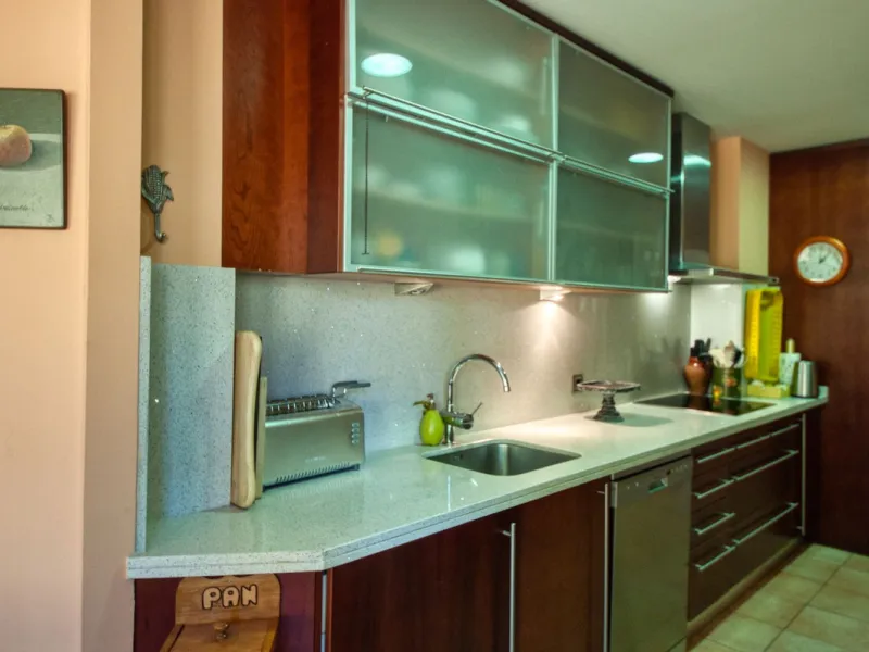 Discover this fantastic south-facing apartment just minutes from Marbella's center, the beach, and Puerto Banus. This exclusive residence features two beautiful swimming pools within lush communal gardens and 24-hour security for peace of mind.