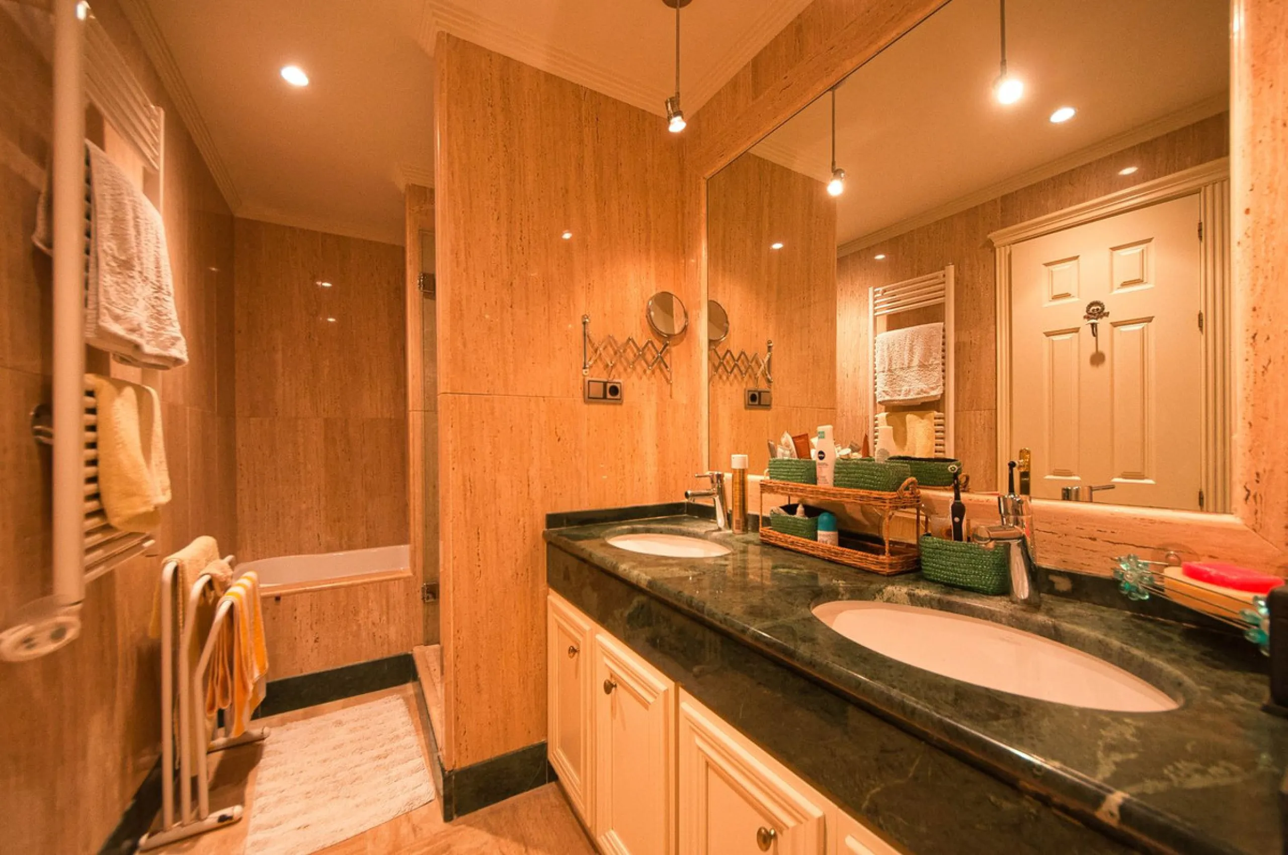 Discover this fantastic south-facing apartment just minutes from Marbella's center, the beach, and Puerto Banus. This exclusive residence features two beautiful swimming pools within lush communal gardens and 24-hour security for peace of mind.