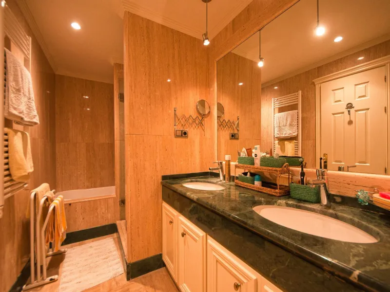 Discover this fantastic south-facing apartment just minutes from Marbella's center, the beach, and Puerto Banus. This exclusive residence features two beautiful swimming pools within lush communal gardens and 24-hour security for peace of mind.