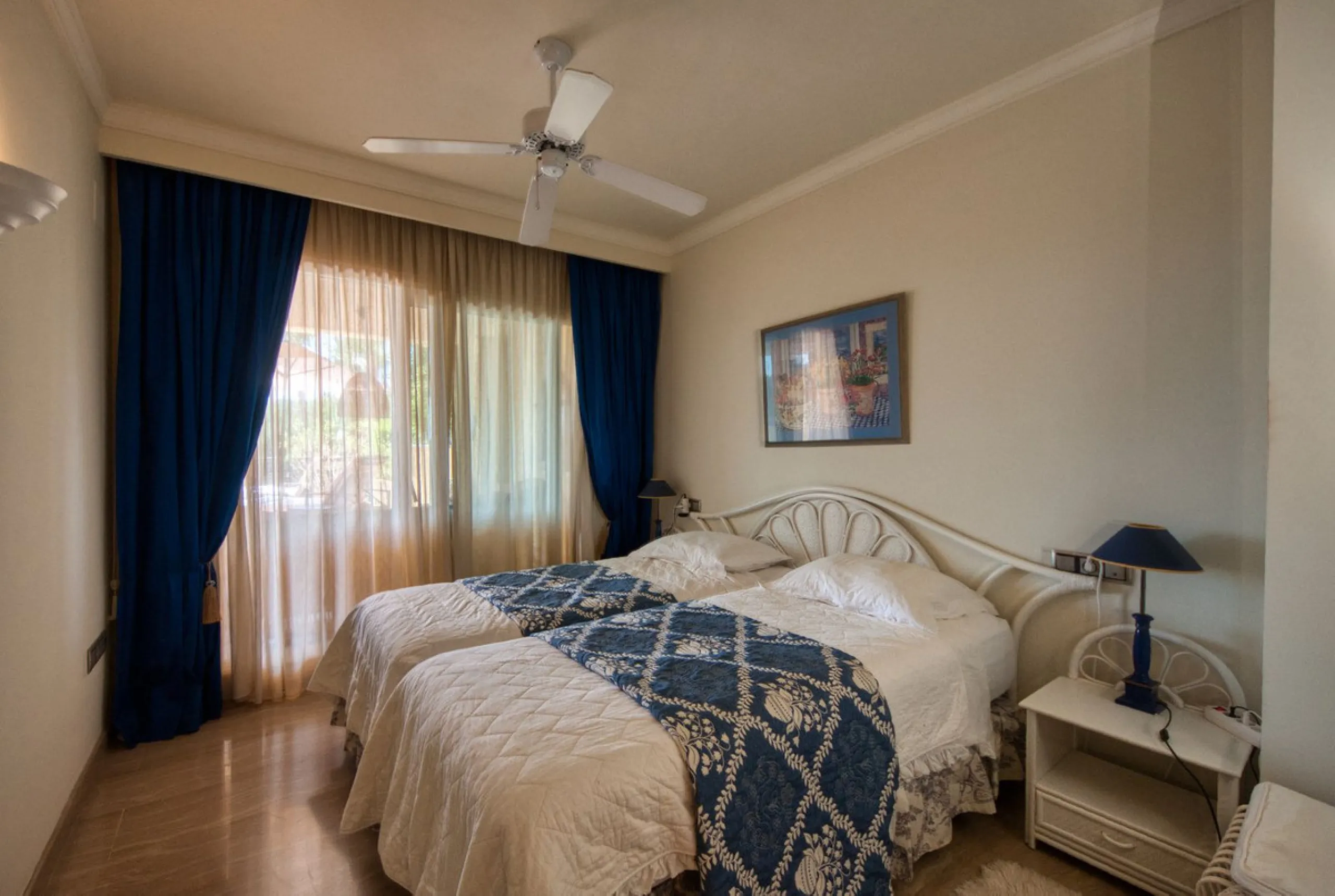 Discover this fantastic south-facing apartment just minutes from Marbella's center, the beach, and Puerto Banus. This exclusive residence features two beautiful swimming pools within lush communal gardens and 24-hour security for peace of mind.