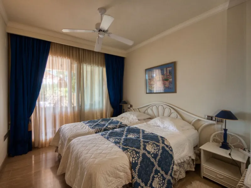Discover this fantastic south-facing apartment just minutes from Marbella's center, the beach, and Puerto Banus. This exclusive residence features two beautiful swimming pools within lush communal gardens and 24-hour security for peace of mind.