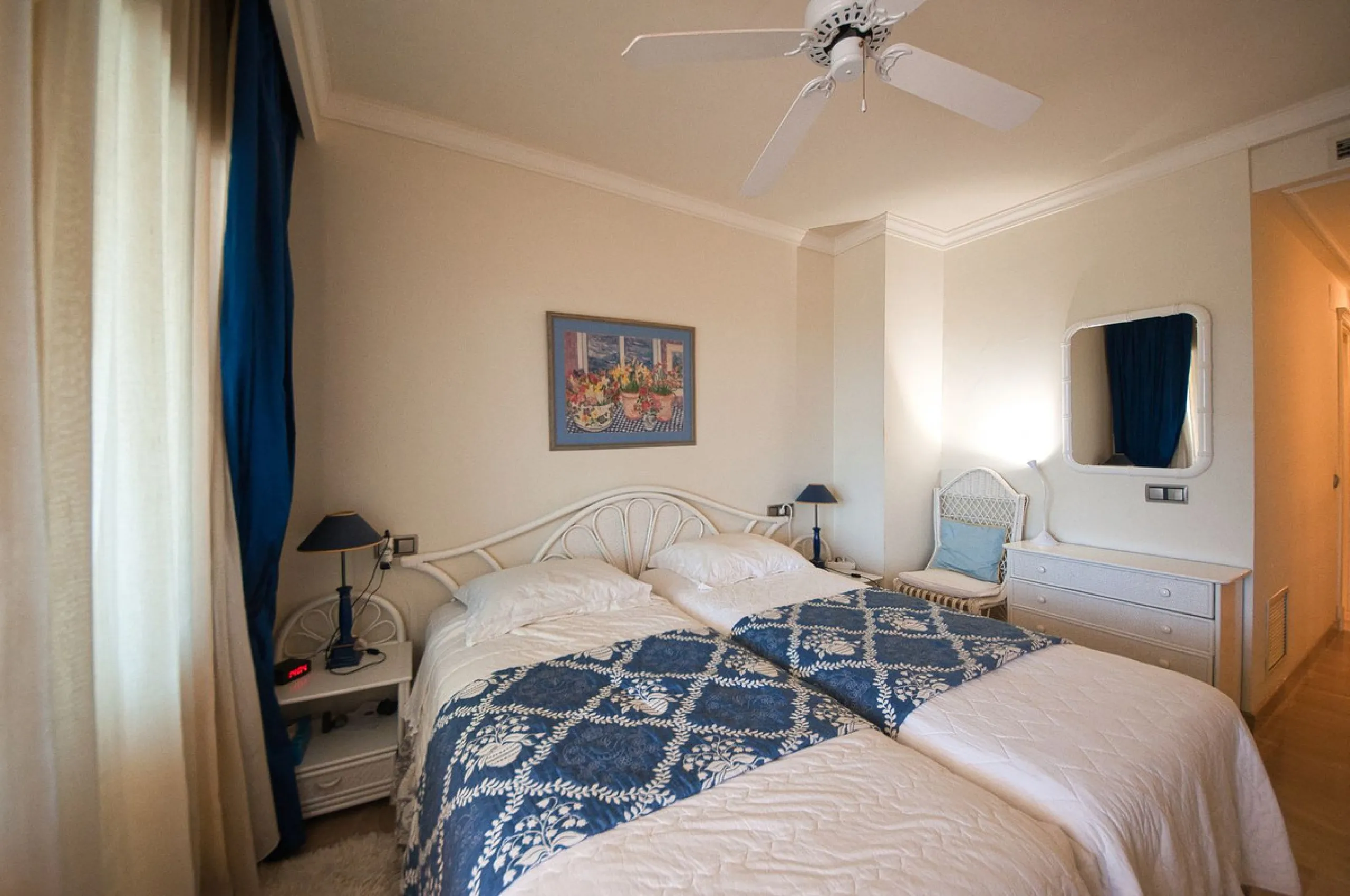 Discover this fantastic south-facing apartment just minutes from Marbella's center, the beach, and Puerto Banus. This exclusive residence features two beautiful swimming pools within lush communal gardens and 24-hour security for peace of mind.