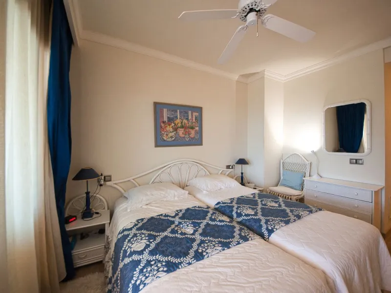 Discover this fantastic south-facing apartment just minutes from Marbella's center, the beach, and Puerto Banus. This exclusive residence features two beautiful swimming pools within lush communal gardens and 24-hour security for peace of mind.