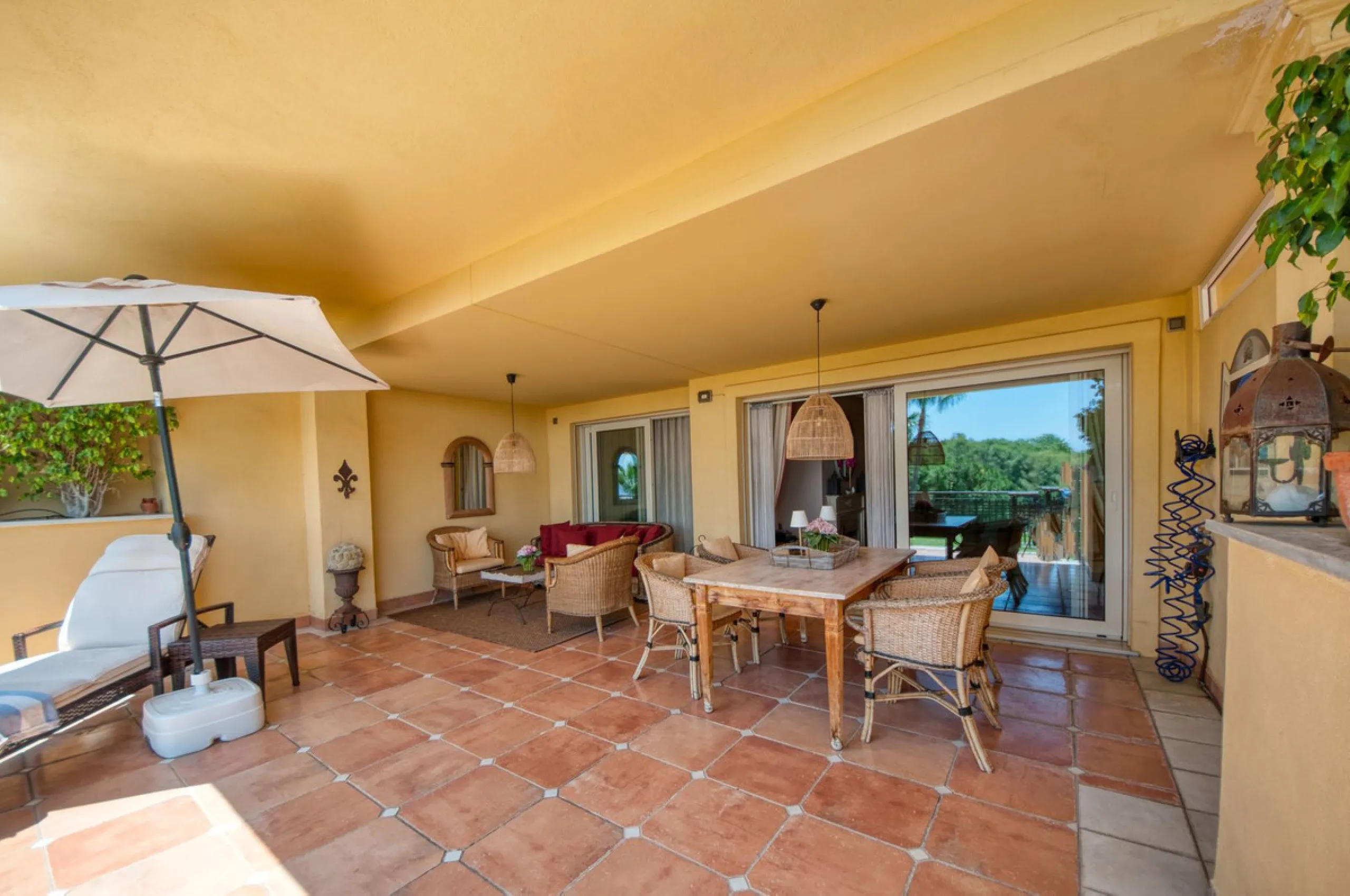 Discover this fantastic south-facing apartment just minutes from Marbella's center, the beach, and Puerto Banus. This exclusive residence features two beautiful swimming pools within lush communal gardens and 24-hour security for peace of mind.
