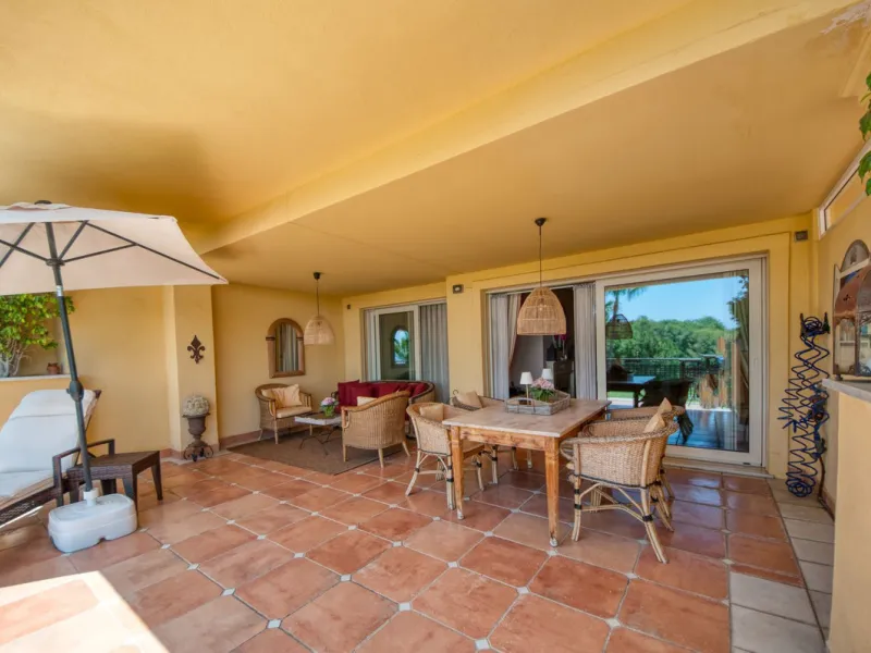 Discover this fantastic south-facing apartment just minutes from Marbella's center, the beach, and Puerto Banus. This exclusive residence features two beautiful swimming pools within lush communal gardens and 24-hour security for peace of mind.