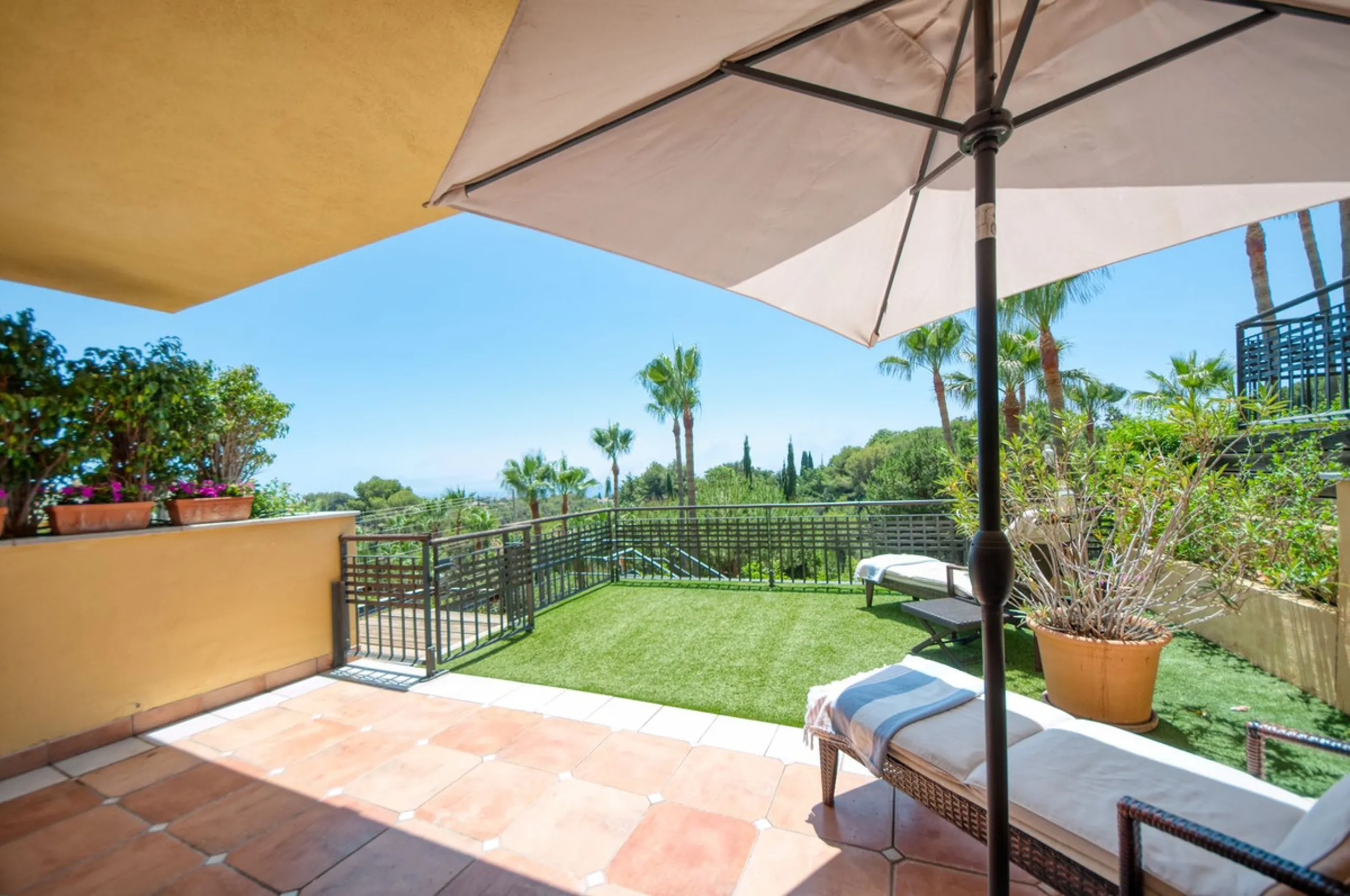 Discover this fantastic south-facing apartment just minutes from Marbella's center, the beach, and Puerto Banus. This exclusive residence features two beautiful swimming pools within lush communal gardens and 24-hour security for peace of mind.