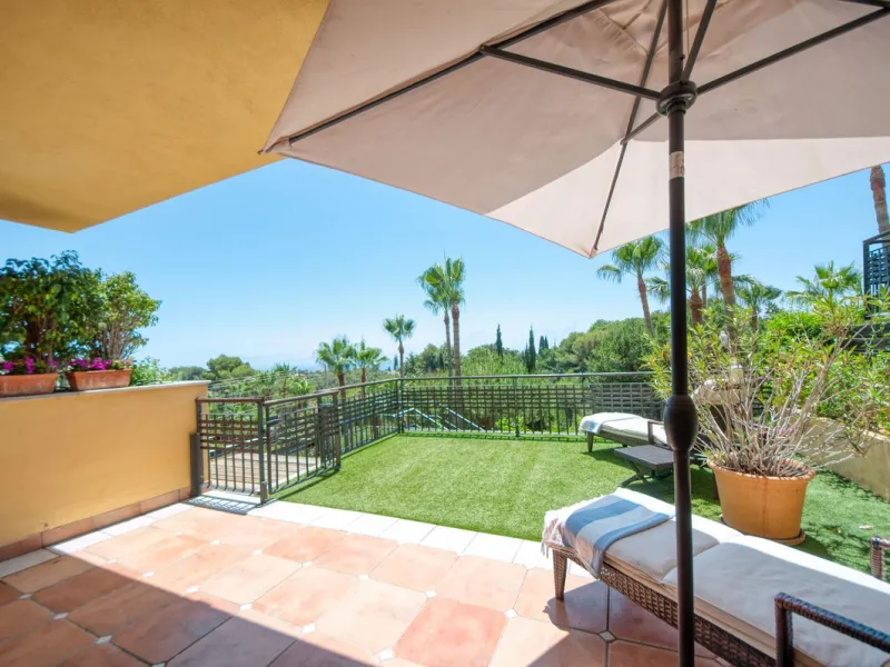 Discover this fantastic south-facing apartment just minutes from Marbella's center, the beach, and Puerto Banus. This exclusive residence features two beautiful swimming pools within lush communal gardens and 24-hour security for peace of mind.