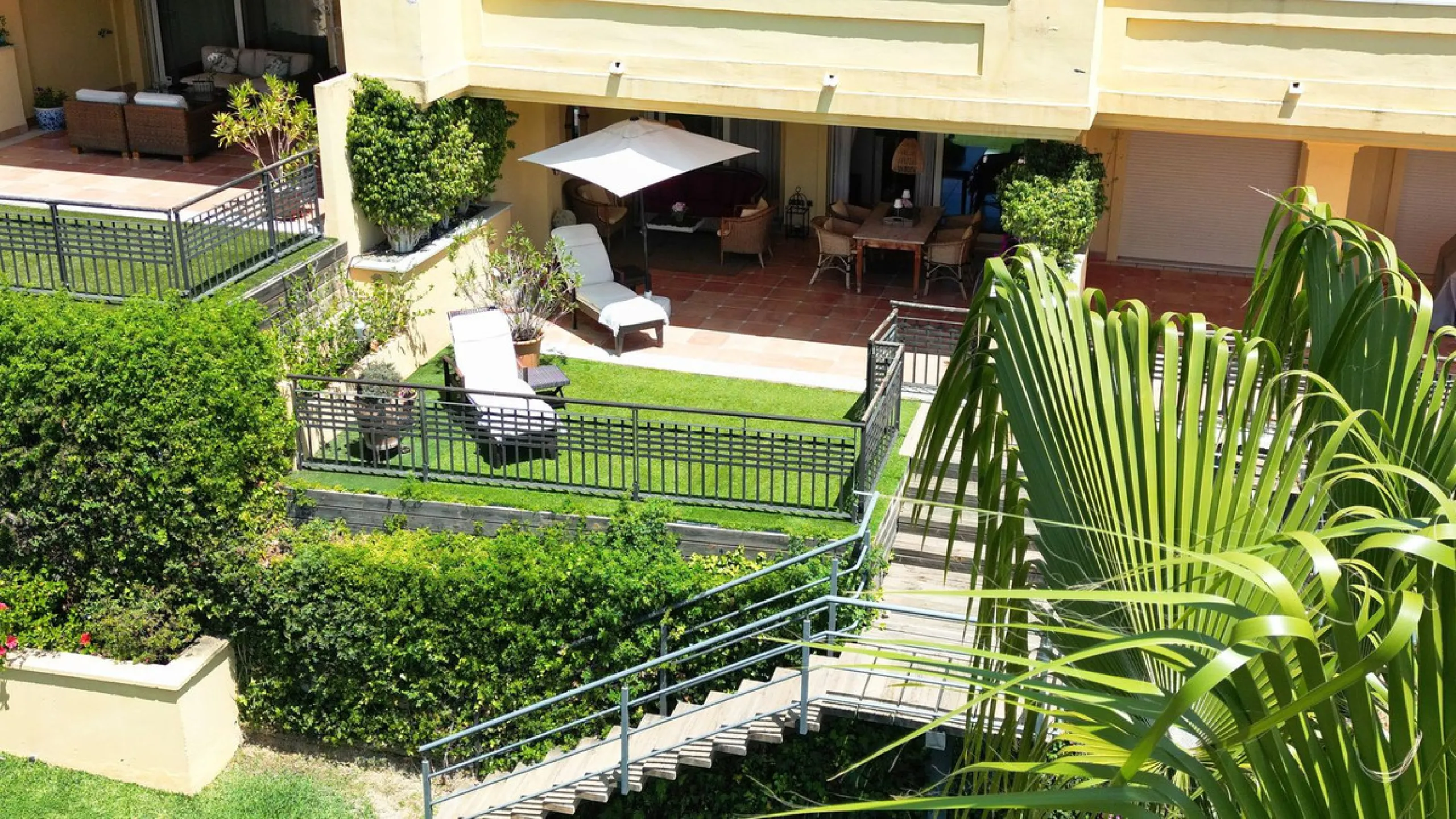 Discover this fantastic south-facing apartment just minutes from Marbella's center, the beach, and Puerto Banus. This exclusive residence features two beautiful swimming pools within lush communal gardens and 24-hour security for peace of mind.