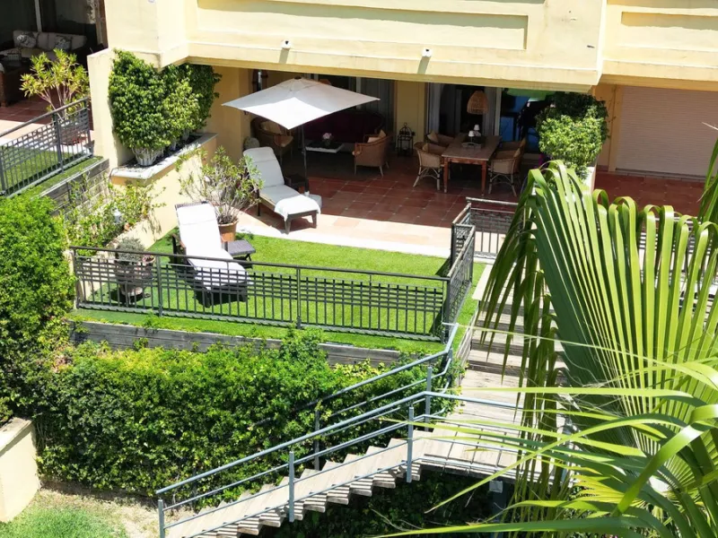Discover this fantastic south-facing apartment just minutes from Marbella's center, the beach, and Puerto Banus. This exclusive residence features two beautiful swimming pools within lush communal gardens and 24-hour security for peace of mind.
