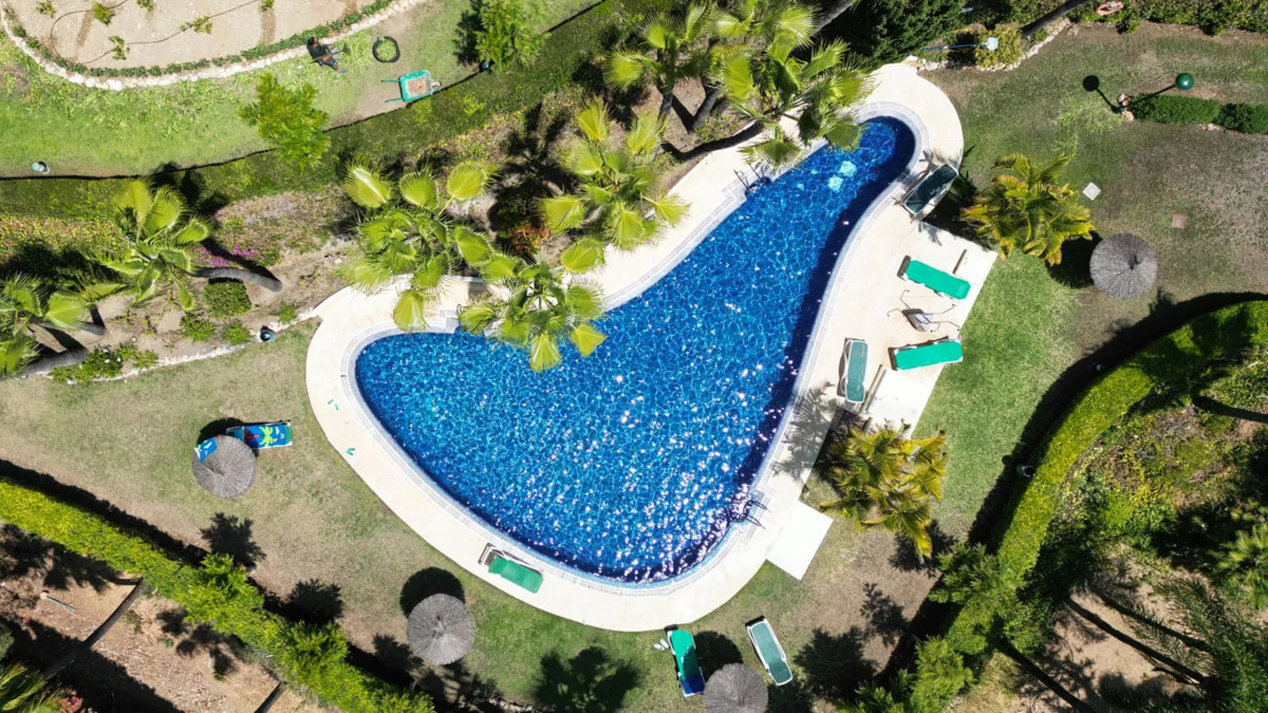 Discover this fantastic south-facing apartment just minutes from Marbella's center, the beach, and Puerto Banus. This exclusive residence features two beautiful swimming pools within lush communal gardens and 24-hour security for peace of mind.