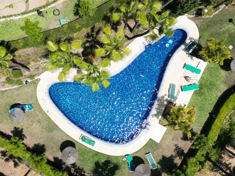 Discover this fantastic south-facing apartment just minutes from Marbella's center, the beach, and Puerto Banus. This exclusive residence features two beautiful swimming pools within lush communal gardens and 24-hour security for peace of mind.