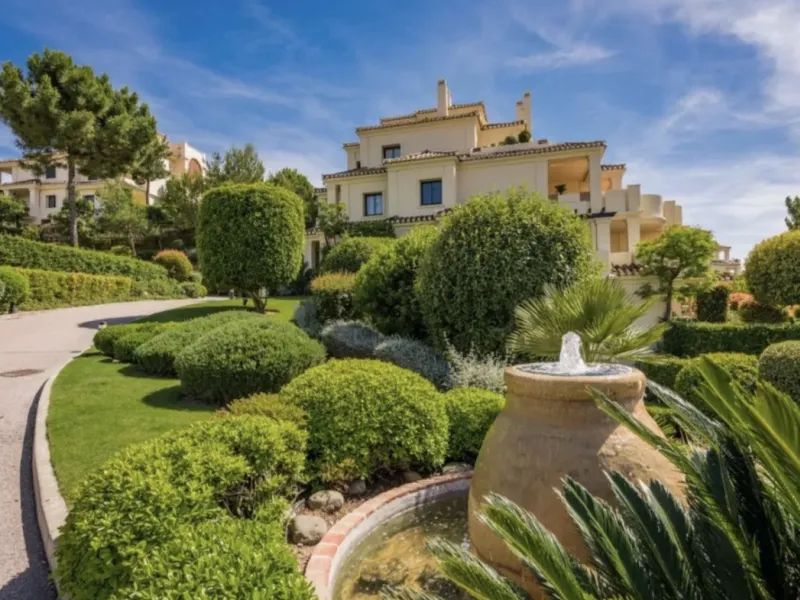 Unique property that must be seen to appreciate the wow factor within the much sought after urbanisation of Capanes del Golf.