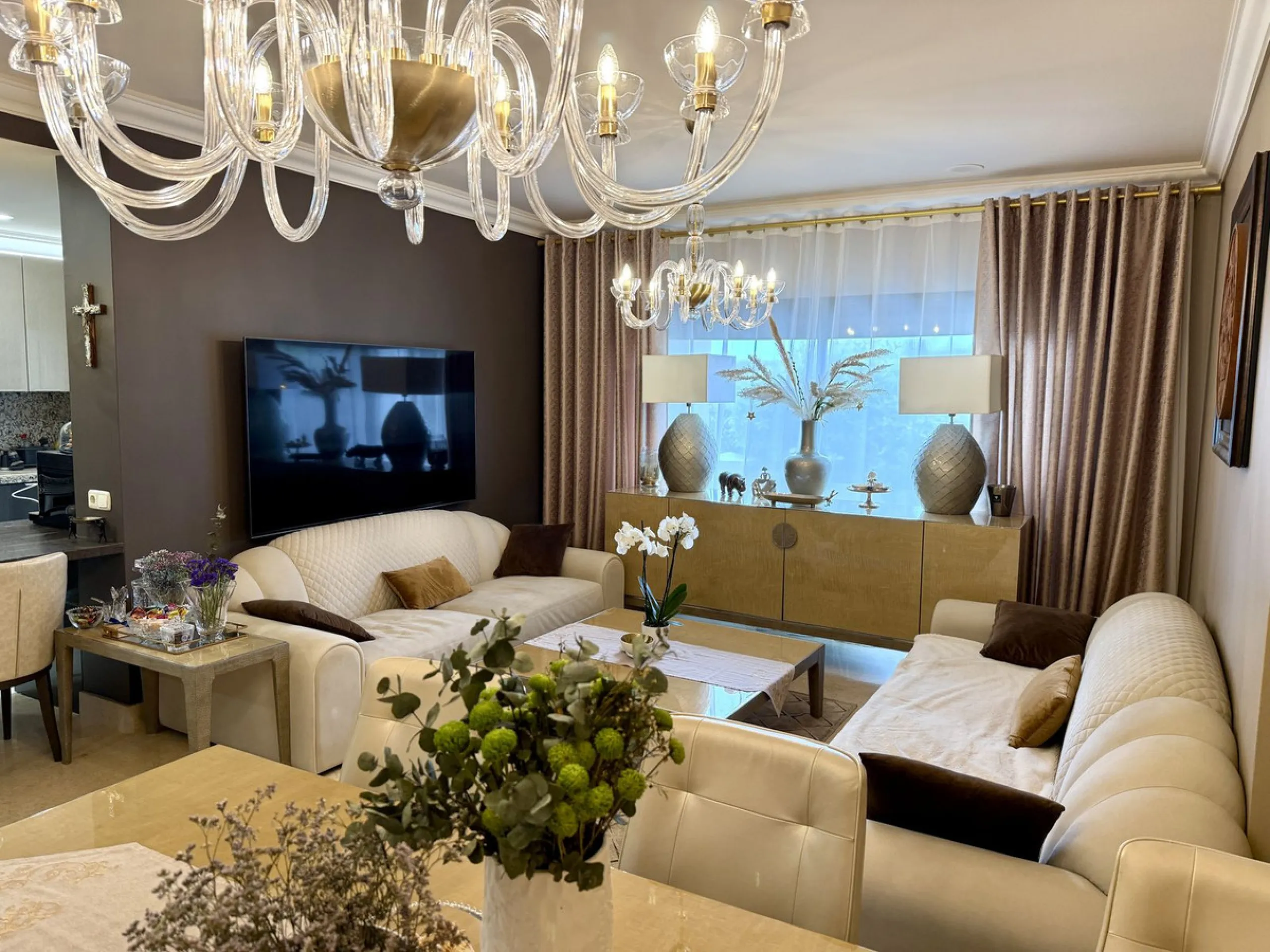 Unique property that must be seen to appreciate the wow factor within the much sought after urbanisation of Capanes del Golf.