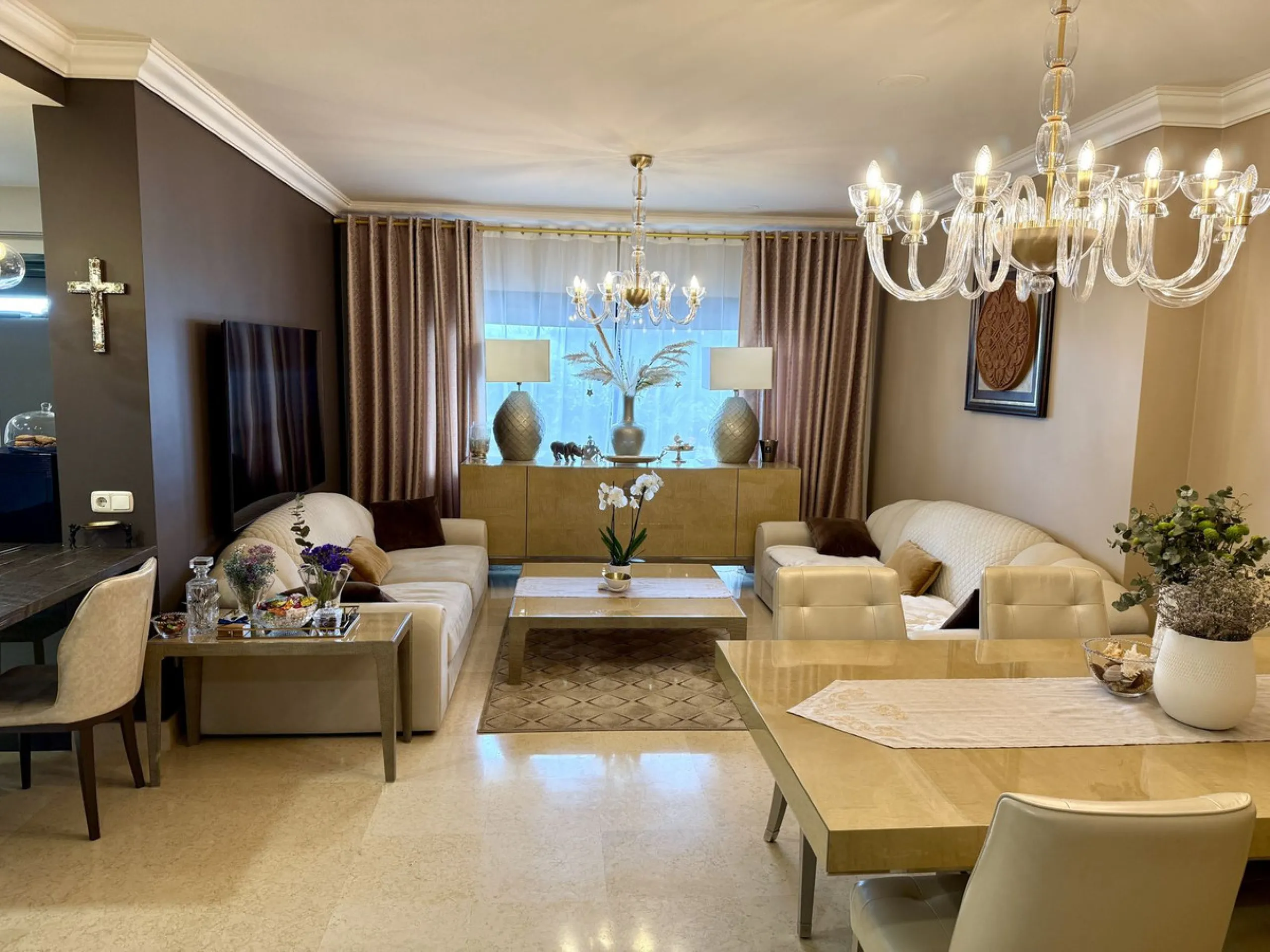 Unique property that must be seen to appreciate the wow factor within the much sought after urbanisation of Capanes del Golf.