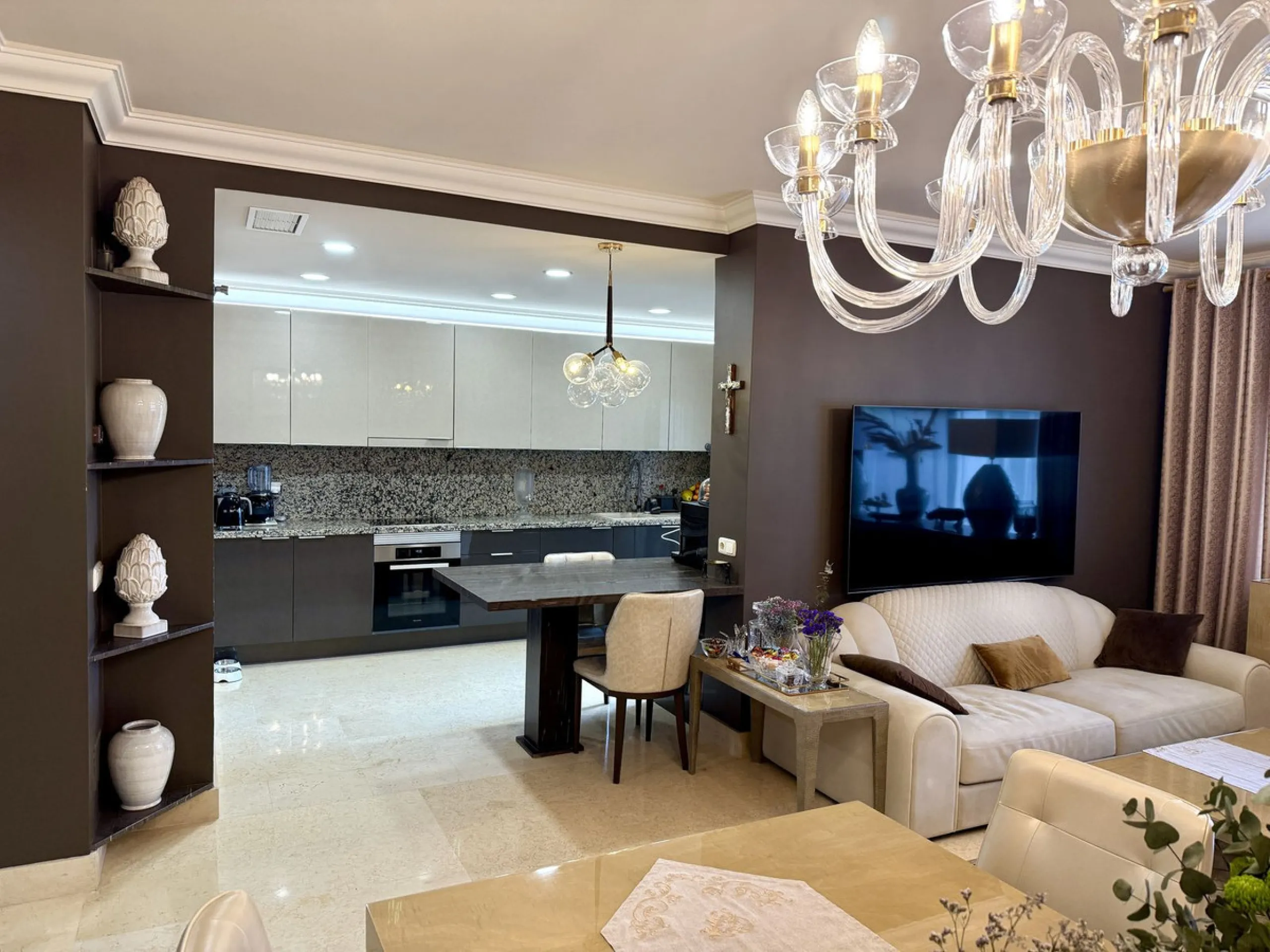 Unique property that must be seen to appreciate the wow factor within the much sought after urbanisation of Capanes del Golf.