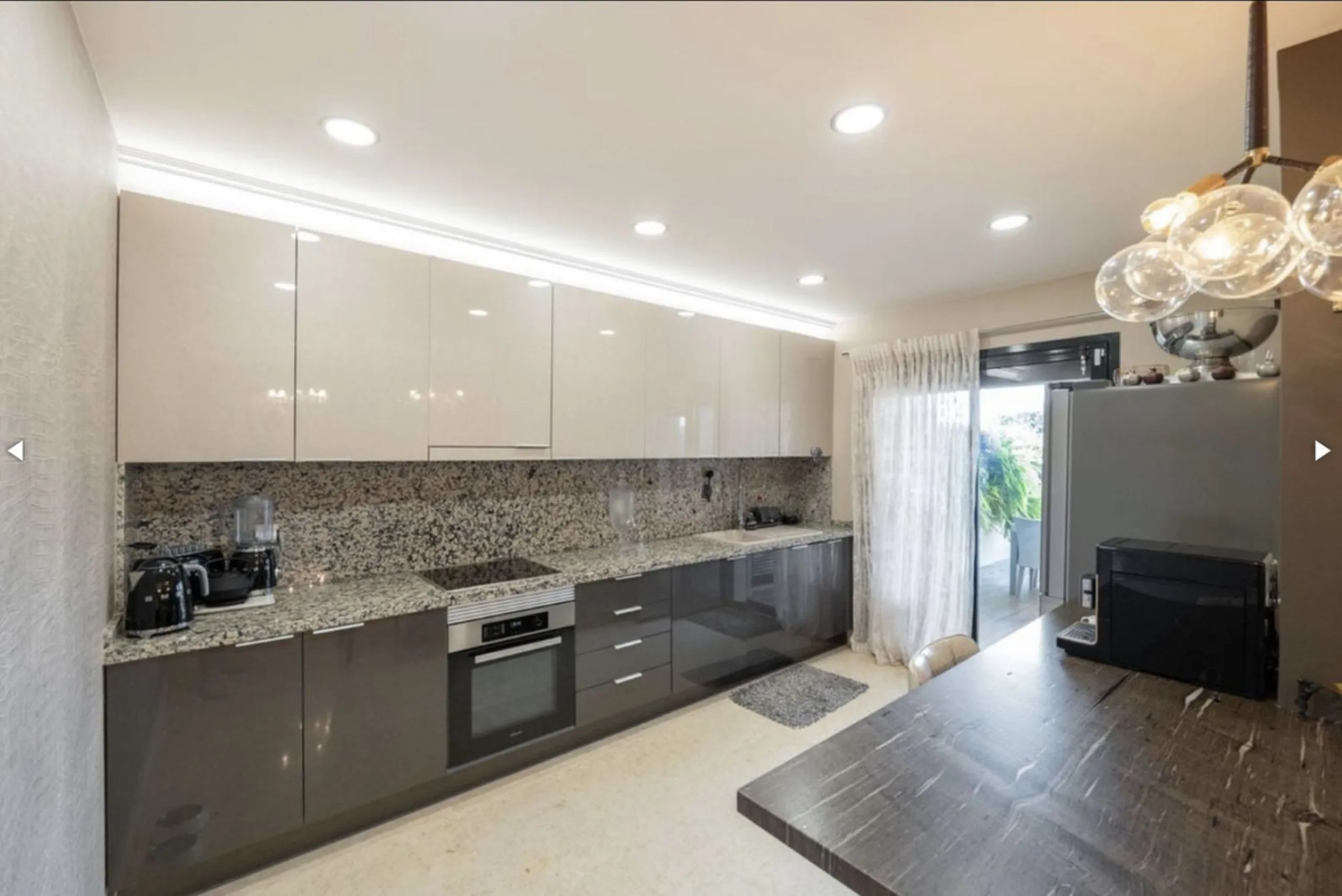 Unique property that must be seen to appreciate the wow factor within the much sought after urbanisation of Capanes del Golf.